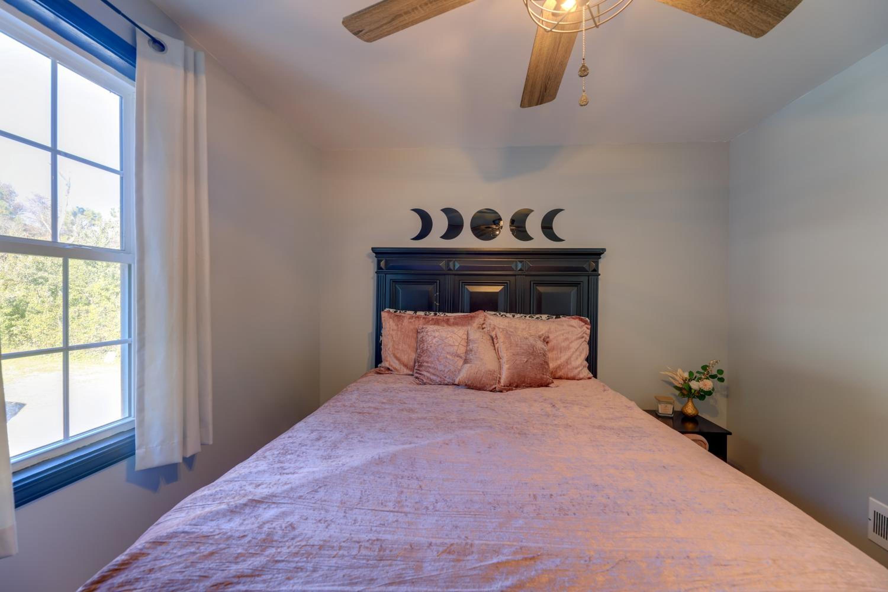 Walk to Fishing Pier, Newport Home with Deck!