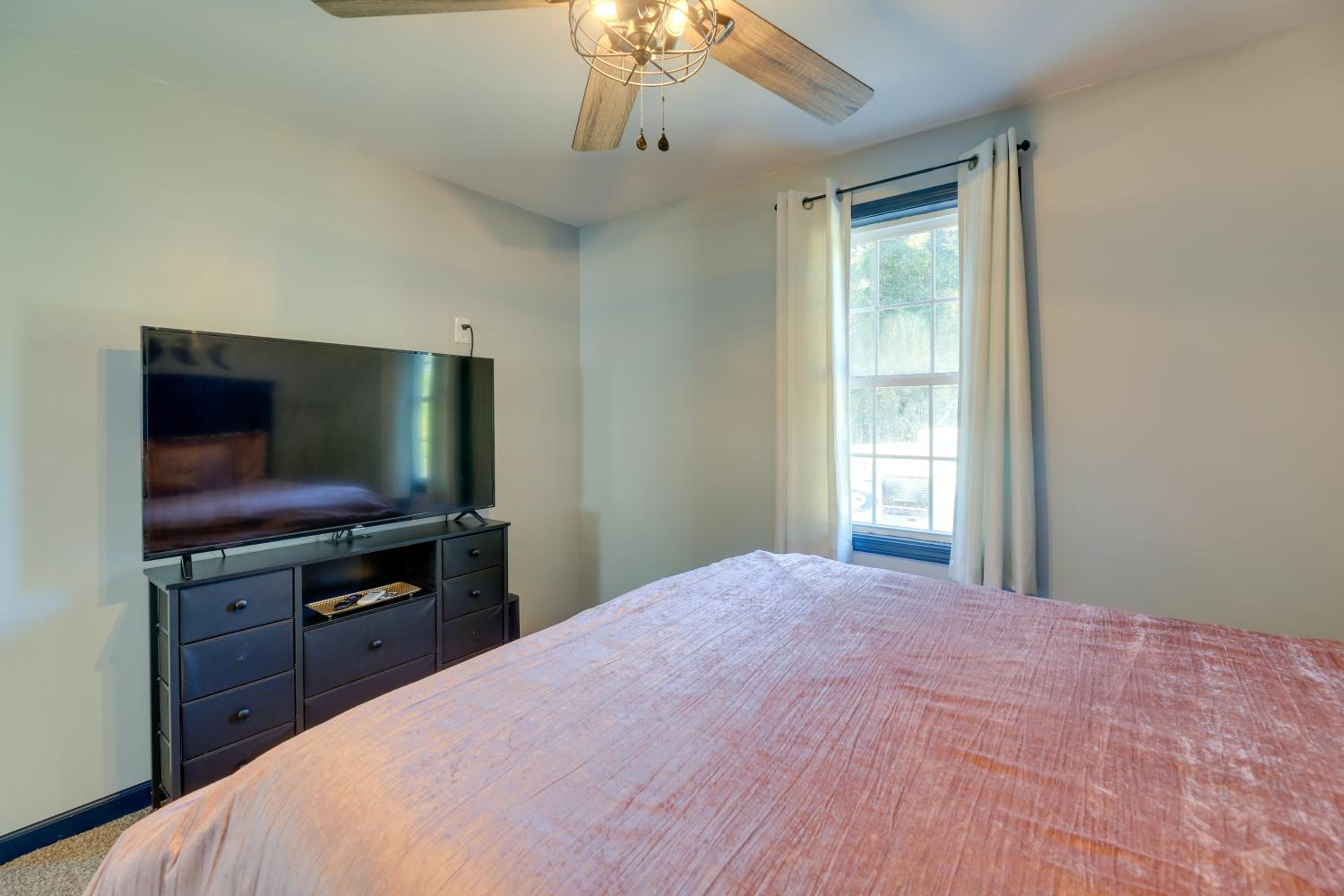 Walk to Fishing Pier, Newport Home with Deck!