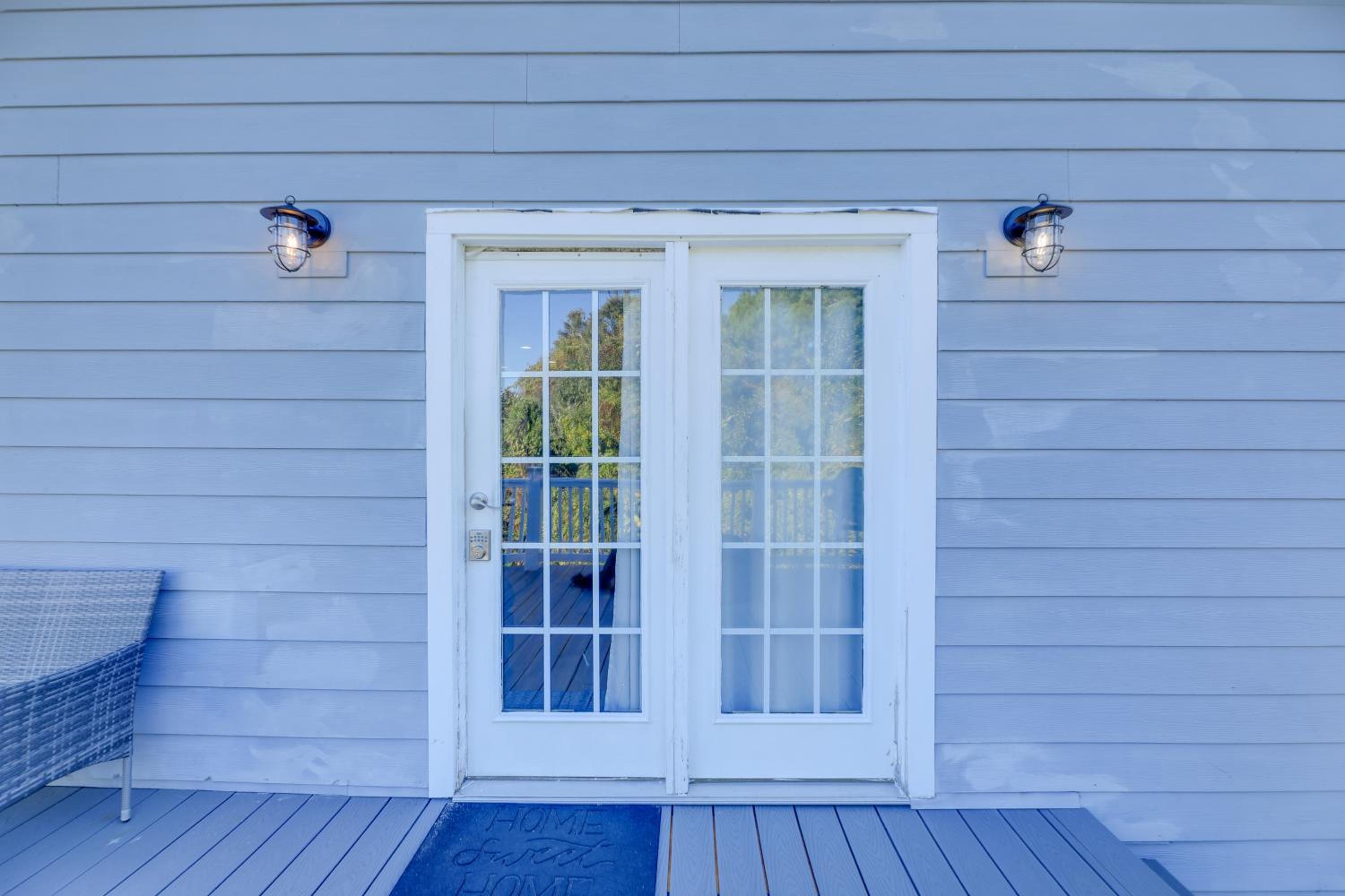Walk to Fishing Pier, Newport Home with Deck!