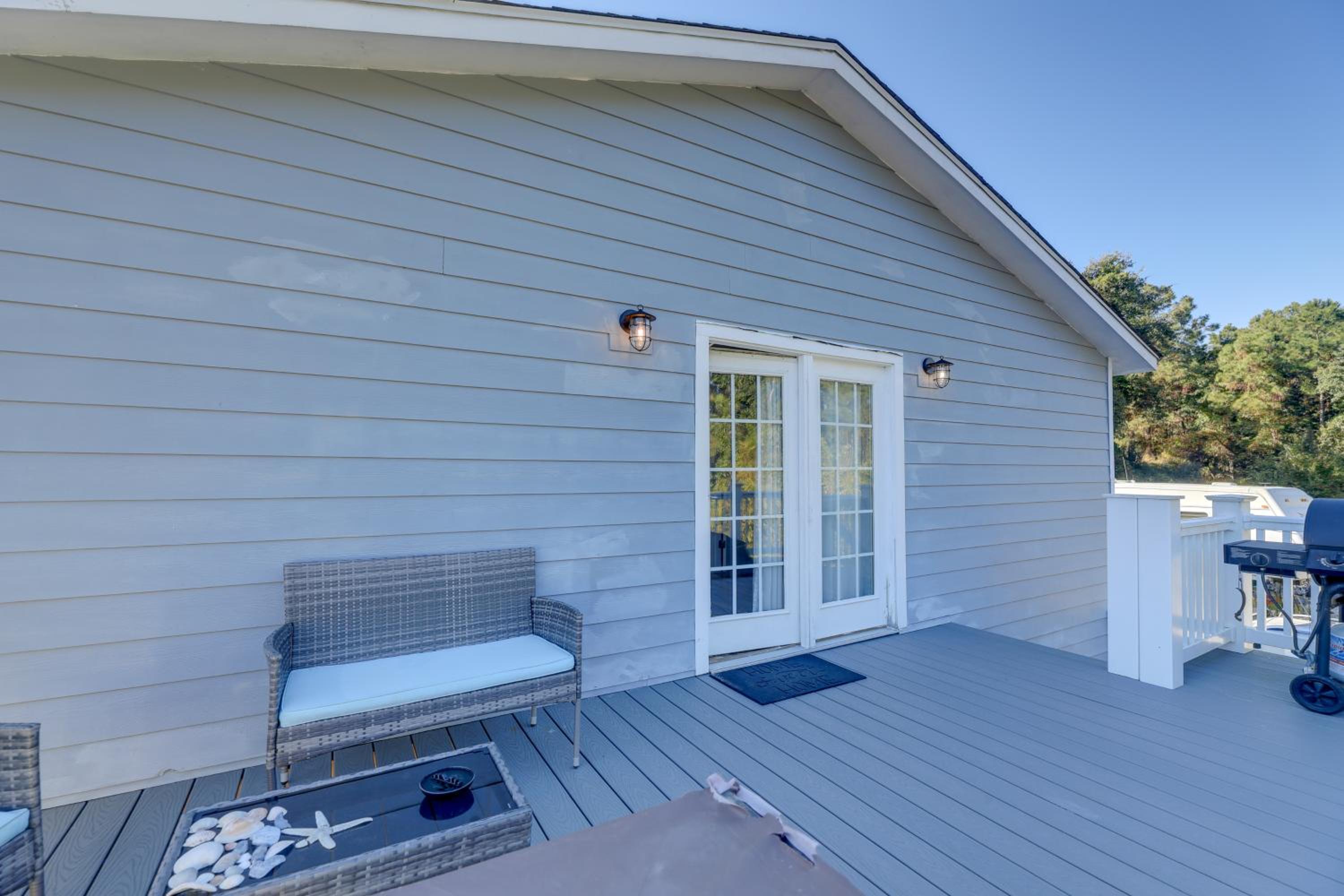 Walk to Fishing Pier, Newport Home with Deck!
