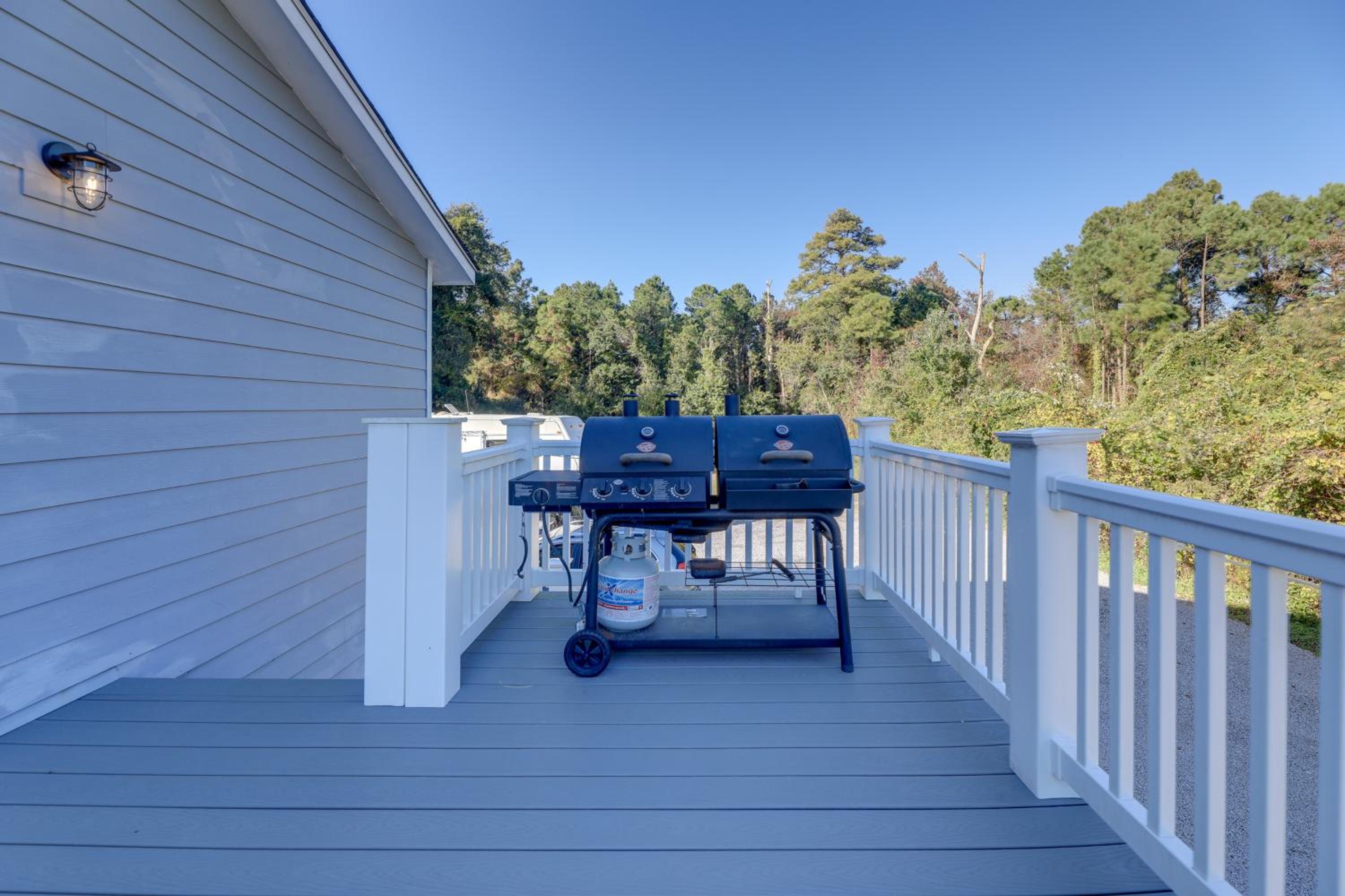 Walk to Fishing Pier, Newport Home with Deck!