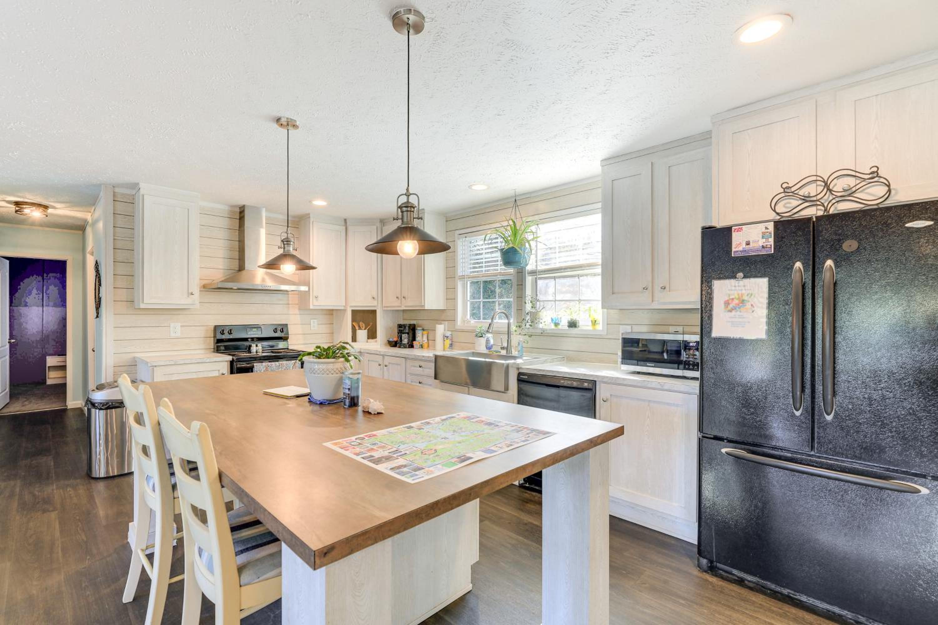 Coastal Cozy - Newport Home with Private Hot Tub