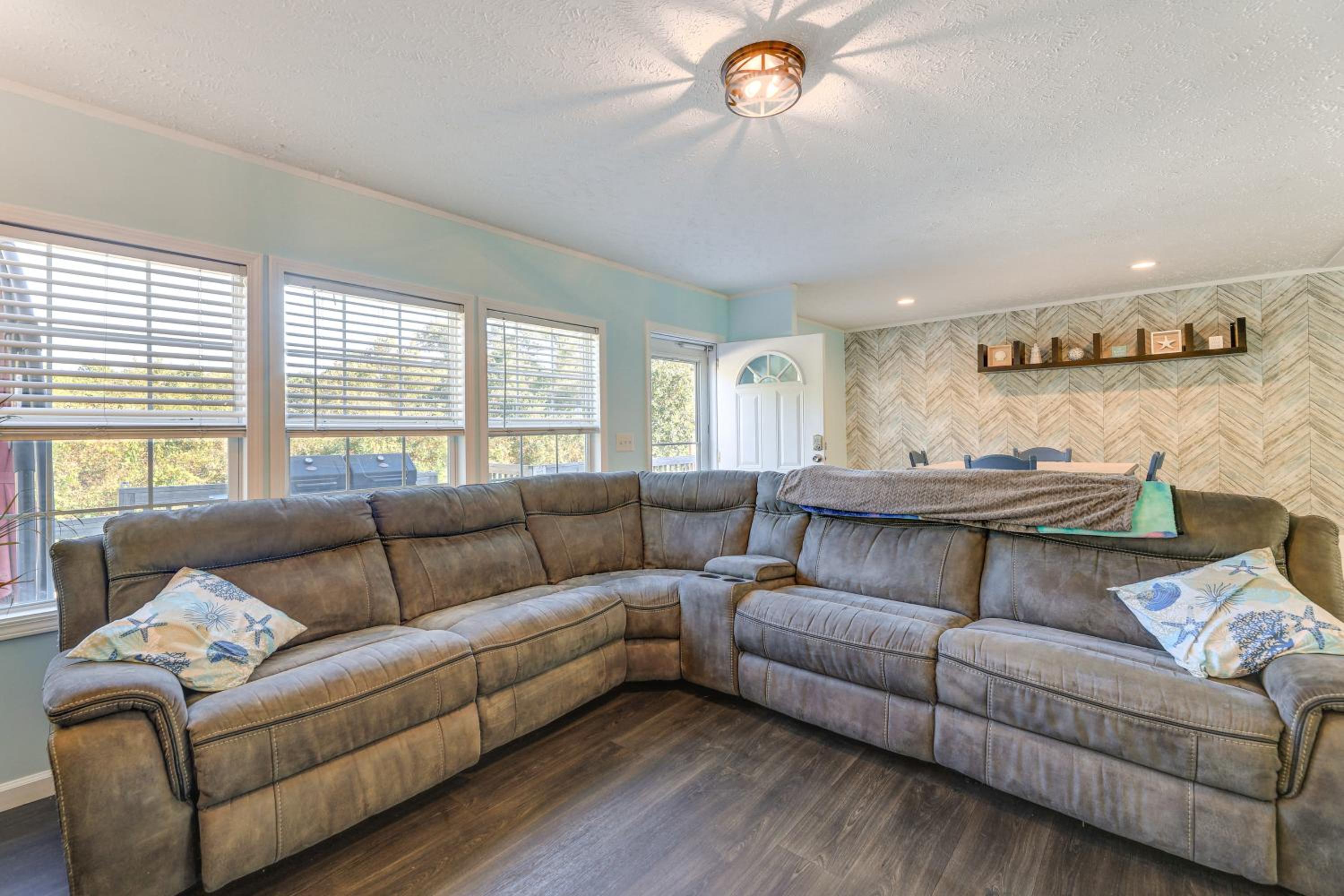 Coastal Cozy - Newport Home with Private Hot Tub