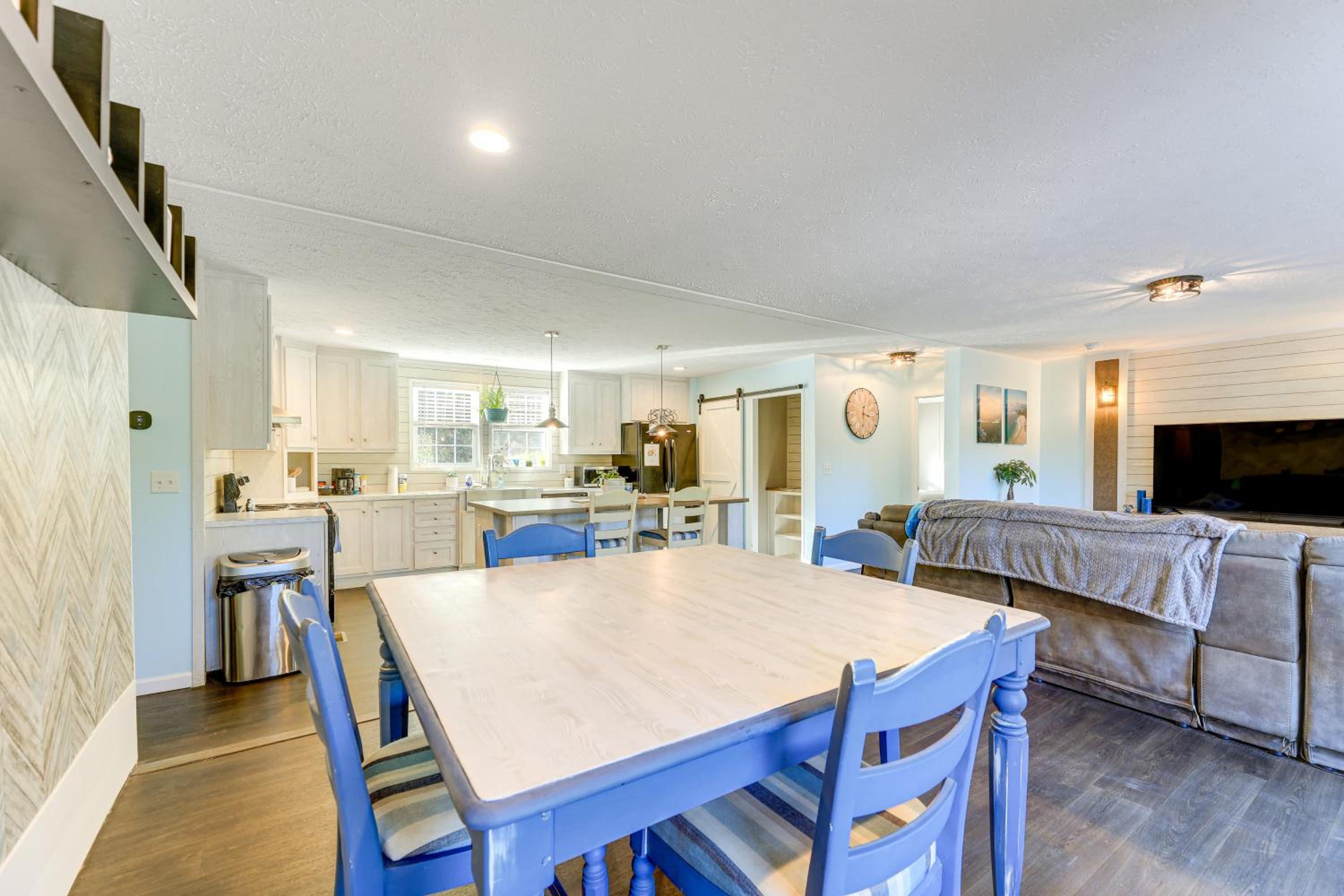 Coastal Cozy - Newport Home with Private Hot Tub