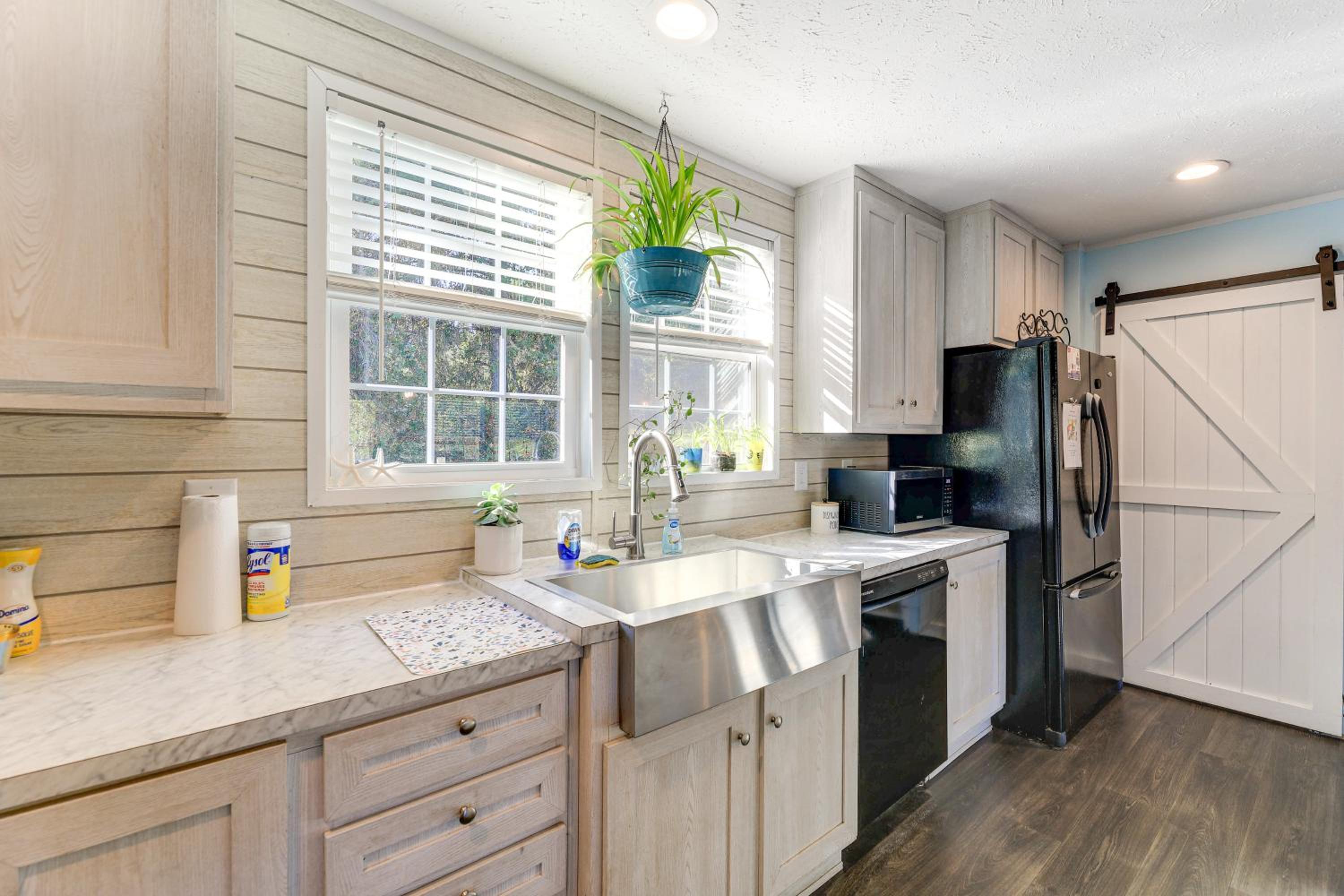 Coastal Cozy - Newport Home with Private Hot Tub