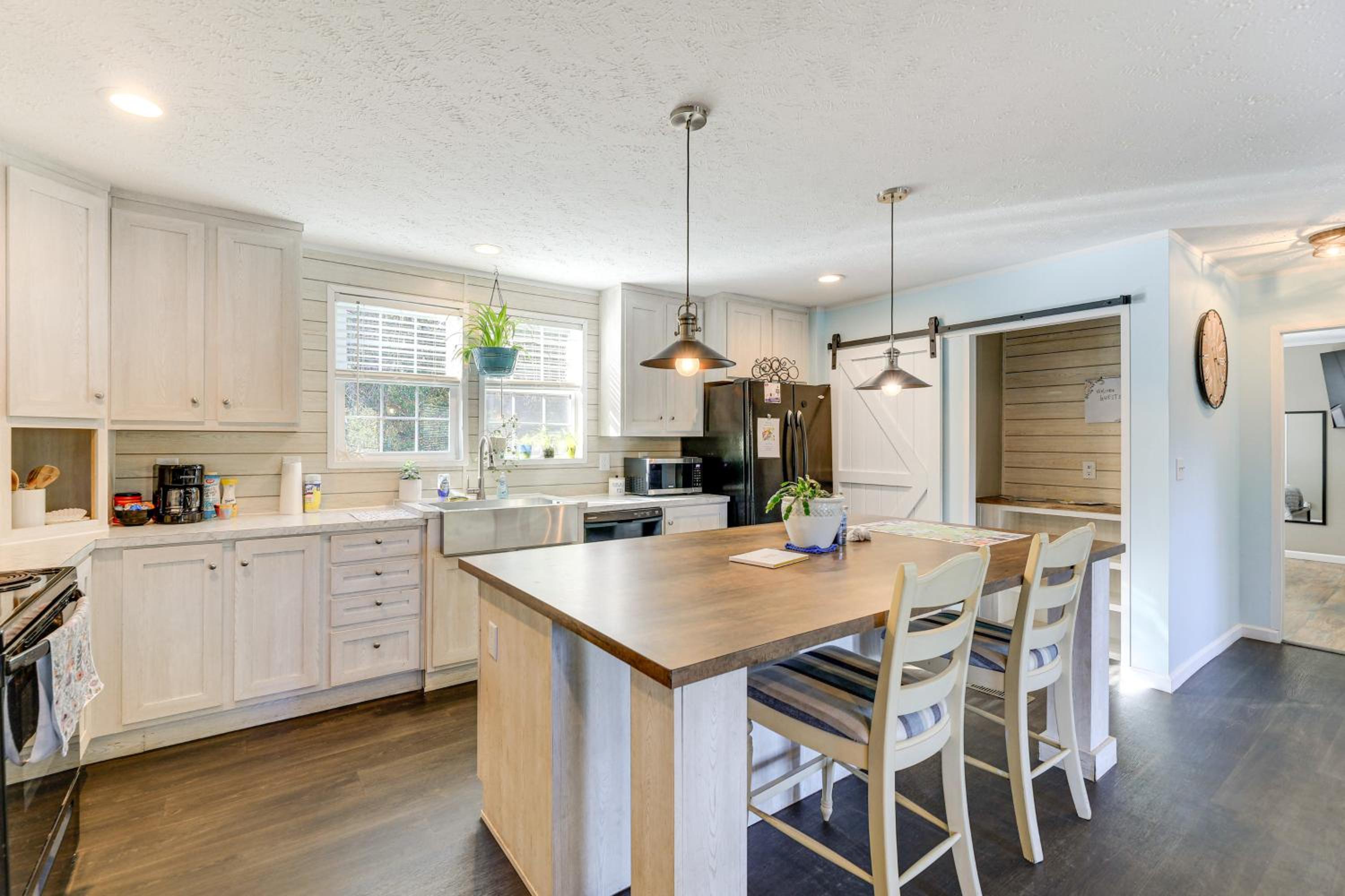 Coastal Cozy - Newport Home with Private Hot Tub