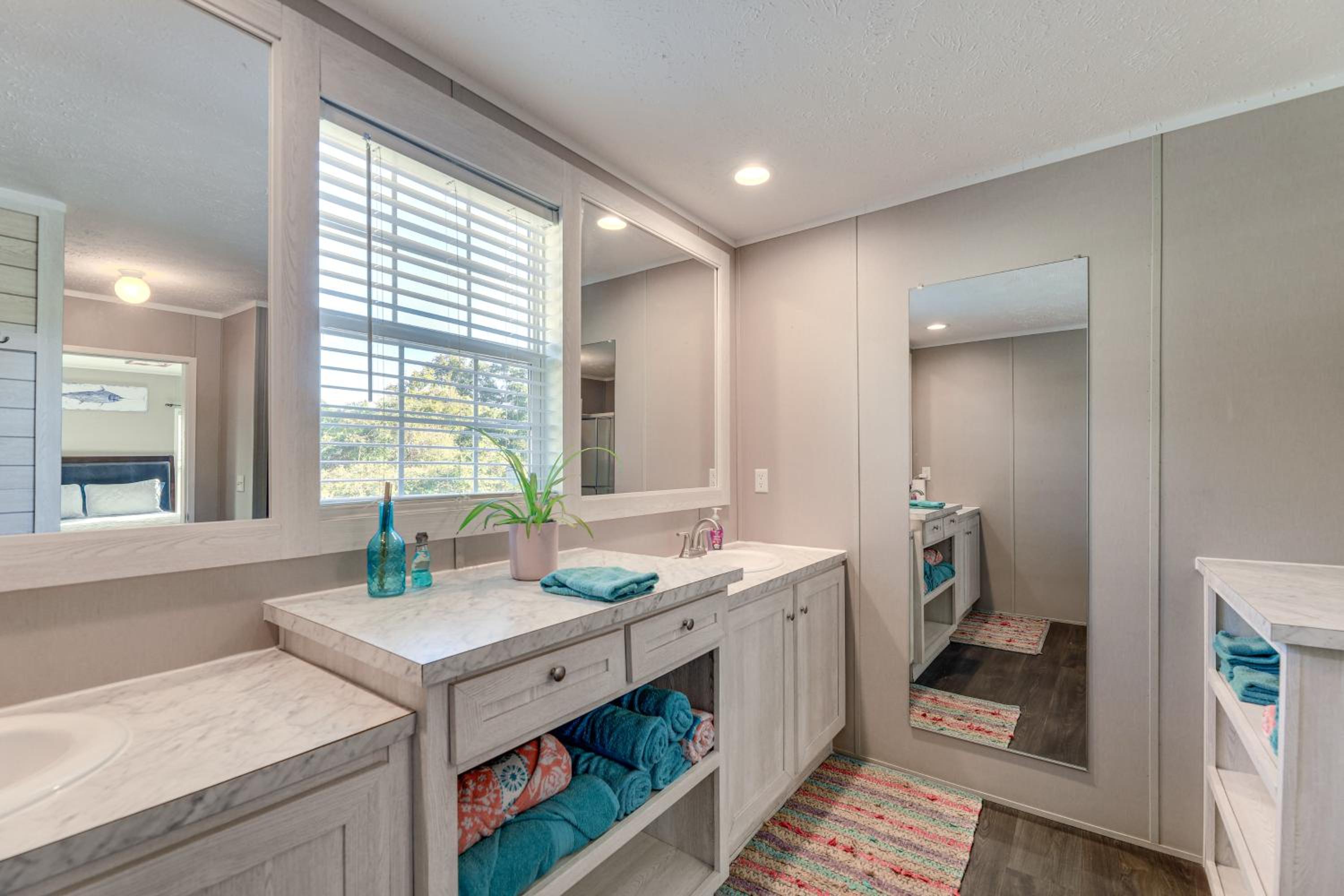 Coastal Cozy - Newport Home with Private Hot Tub