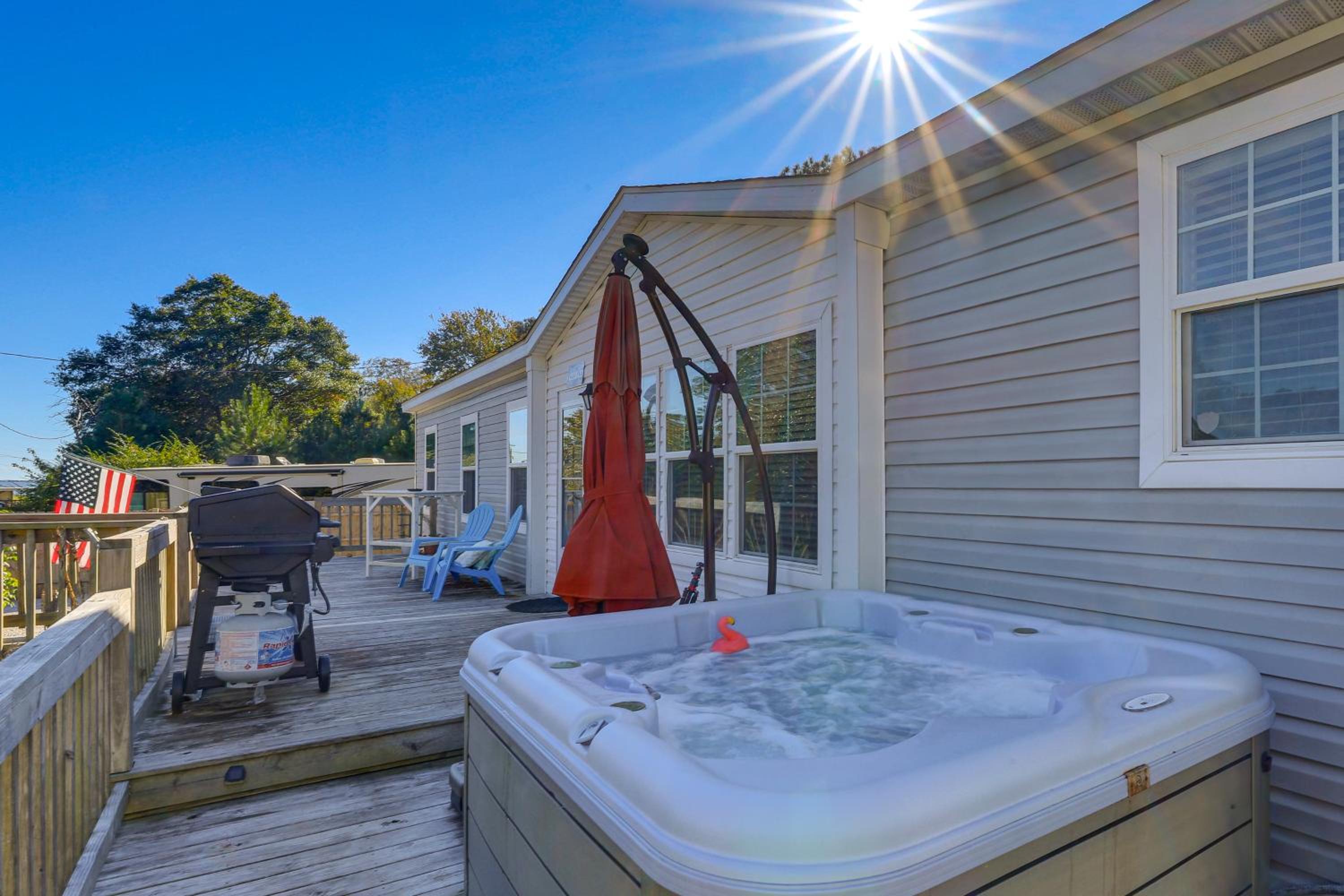 Coastal Cozy - Newport Home with Private Hot Tub