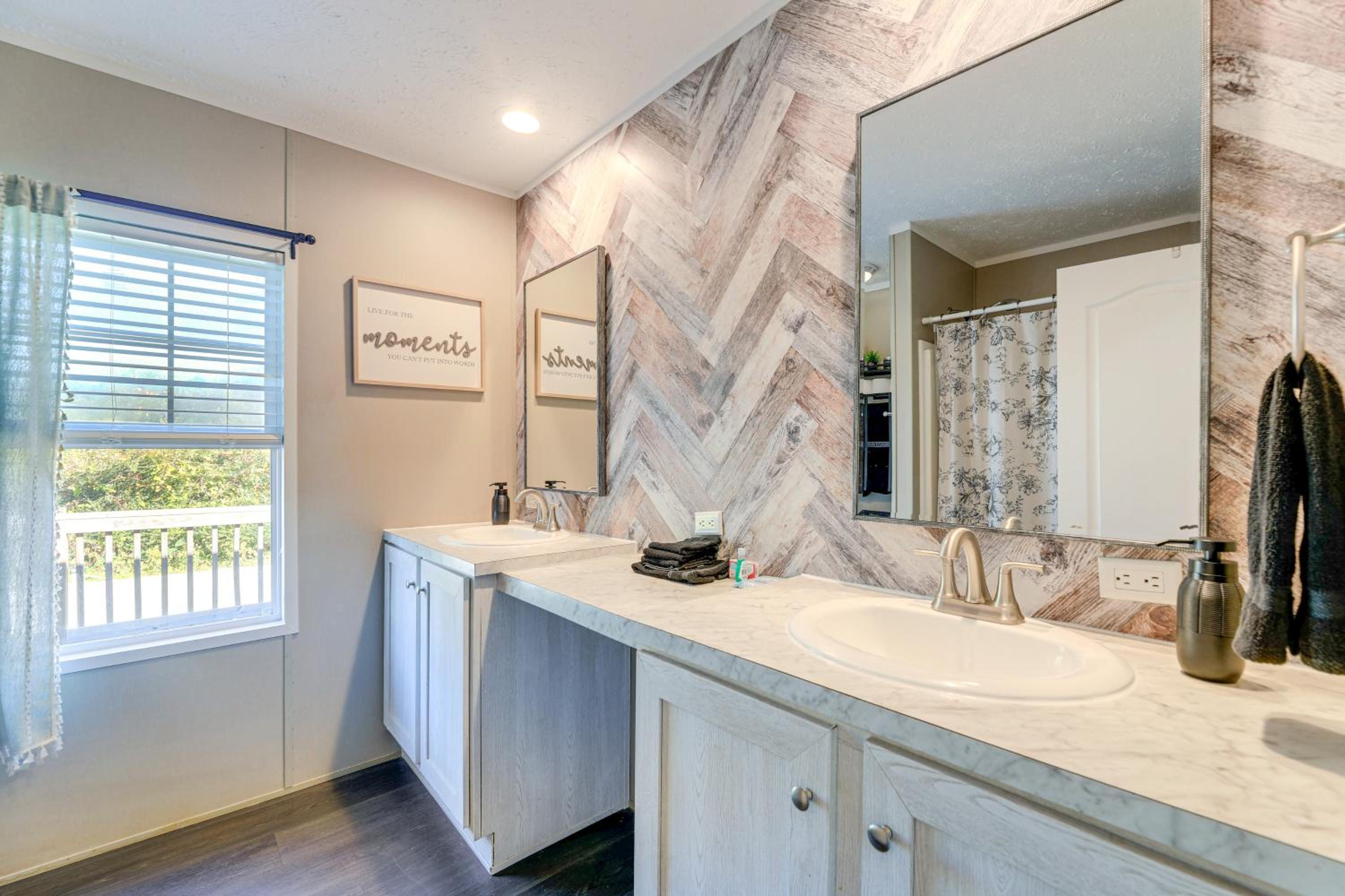 Coastal Cozy - Newport Home with Private Hot Tub