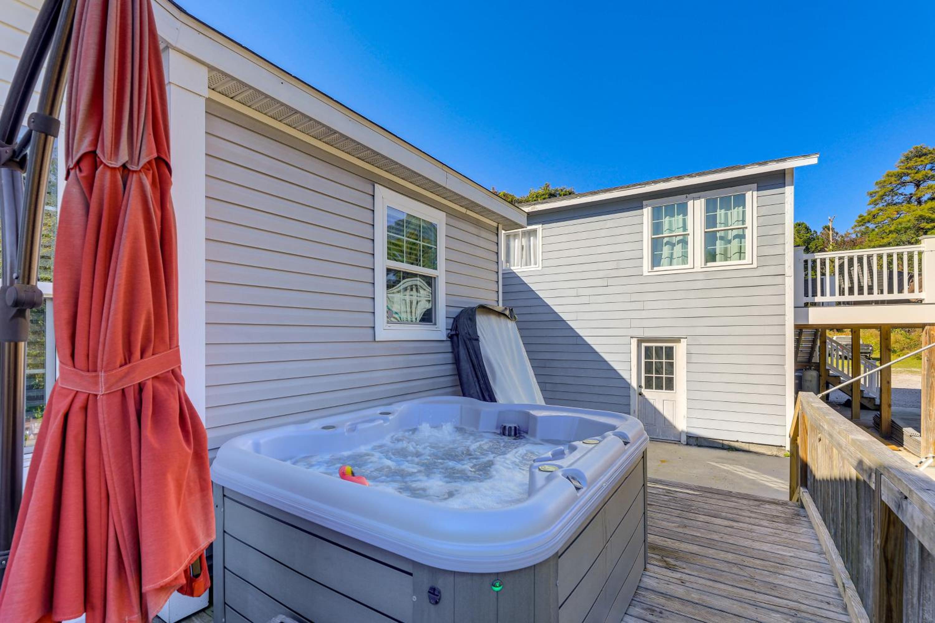 Coastal Cozy - Newport Home with Private Hot Tub