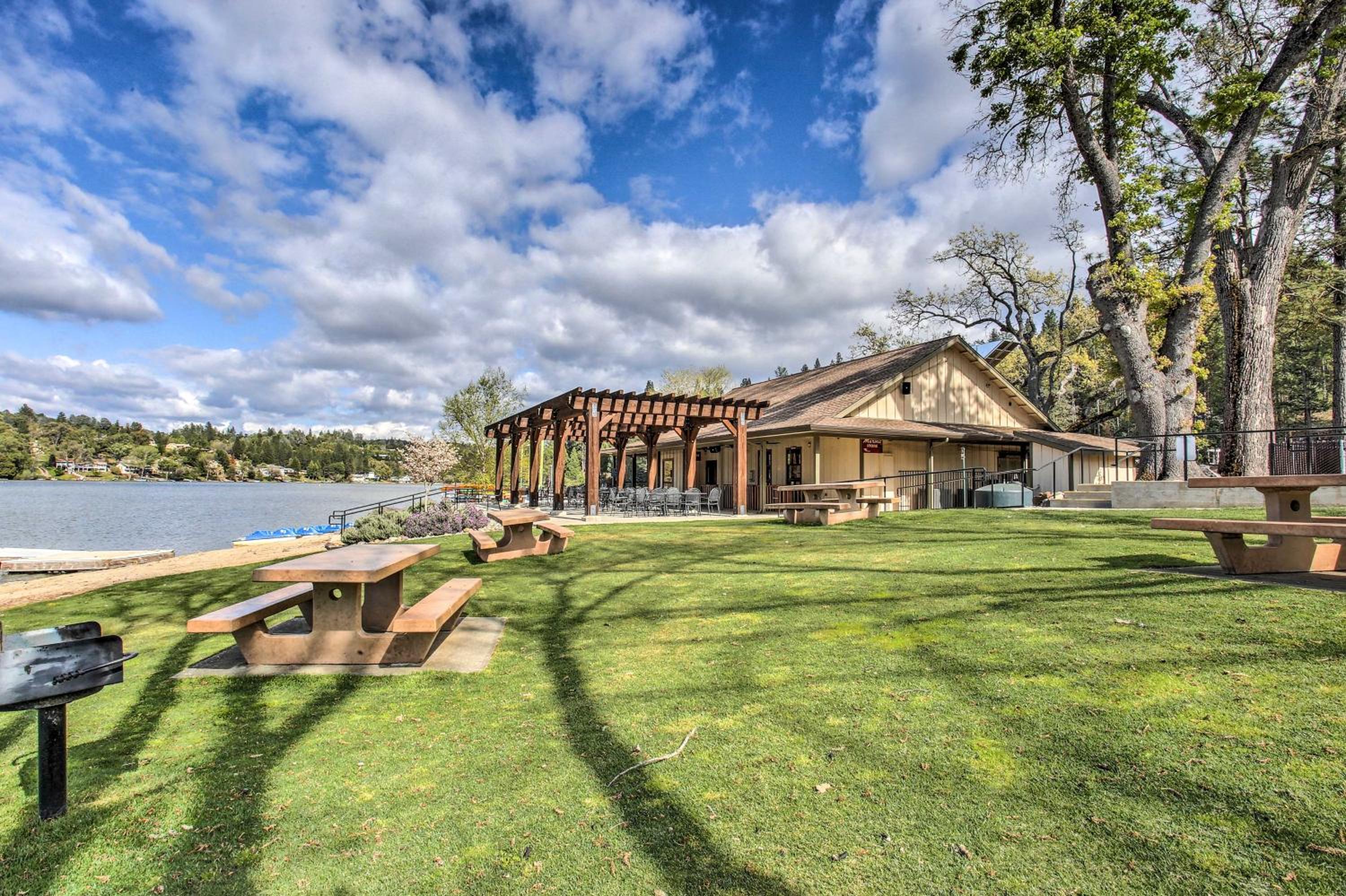 Play Golf and Unwind! Pine Mountain Lake Family Home view 5