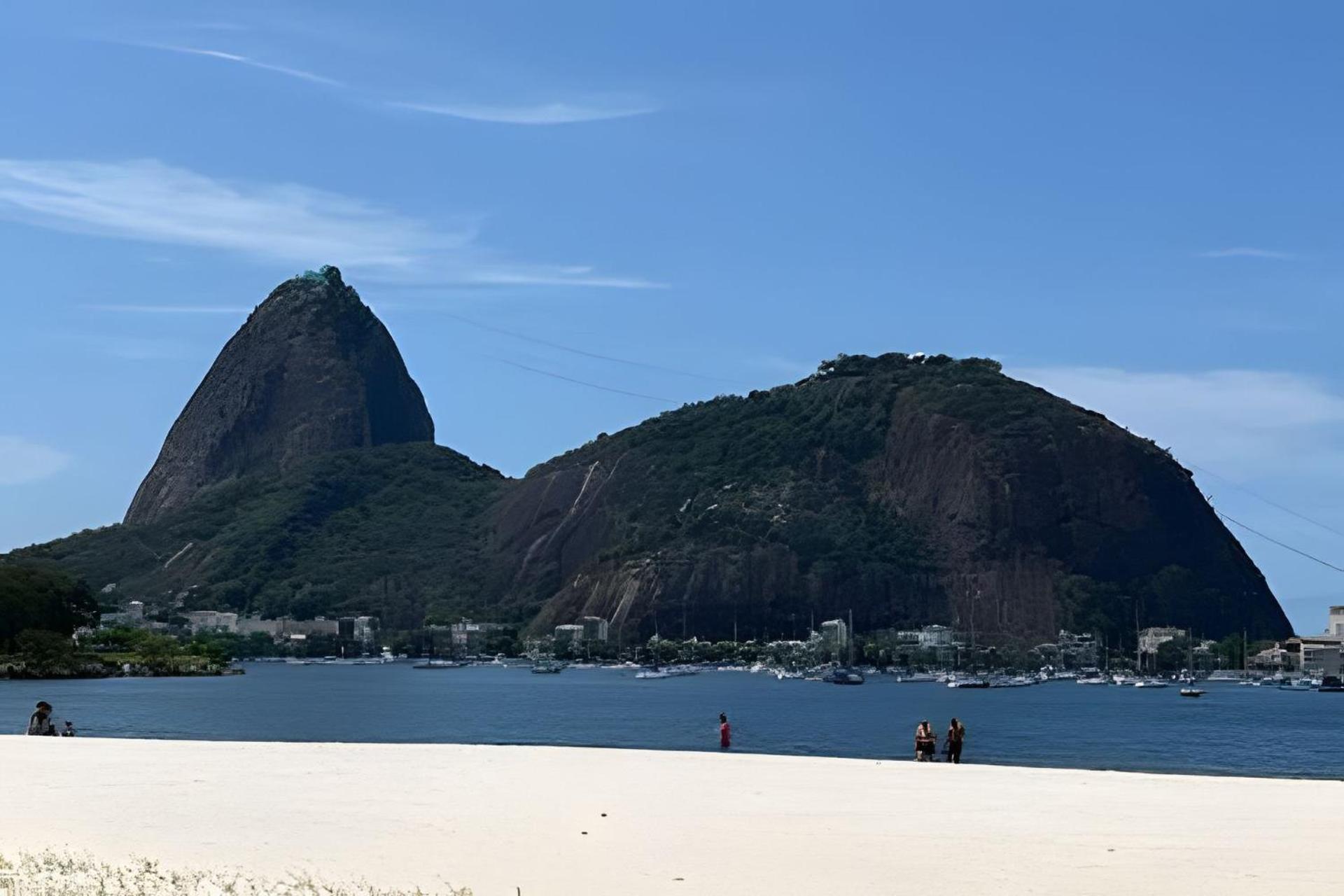 STUDIO - PRAIA de BOTAFOGO - 400m do Metrô Botafogo - Excelente Localização - Wi Fi - Bares, Restaurantes e 2 Grandes Shoppings - Portaria 24h - TV Claro e