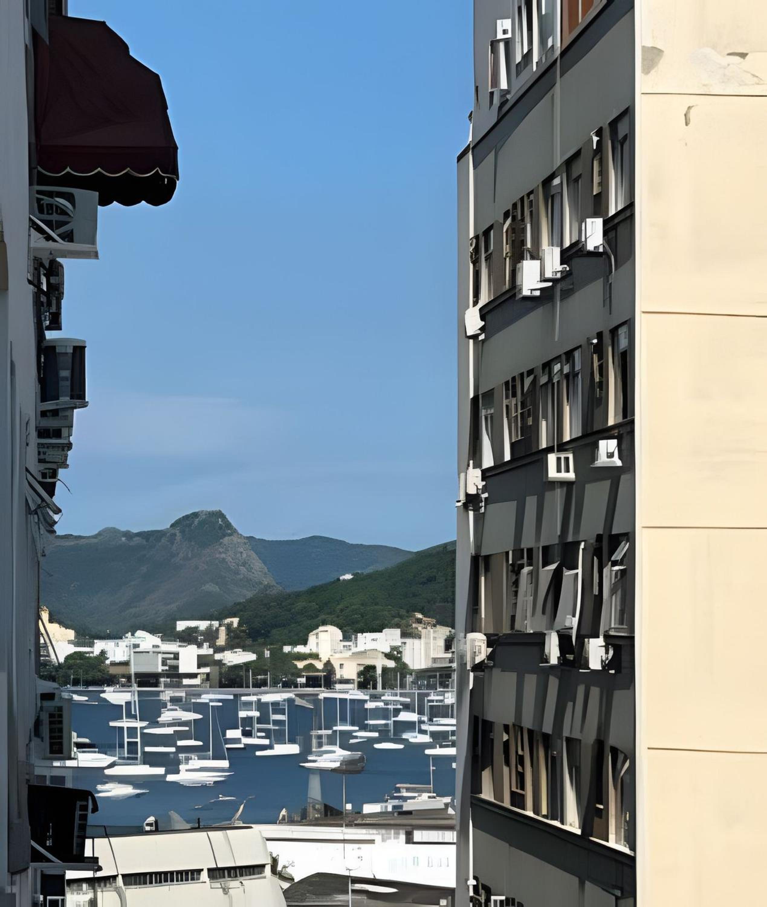 STUDIO - PRAIA de BOTAFOGO - 400m do Metrô Botafogo - Excelente Localização - Wi Fi - Bares, Restaurantes e 2 Grandes Shoppings - Portaria 24h - TV Claro e
