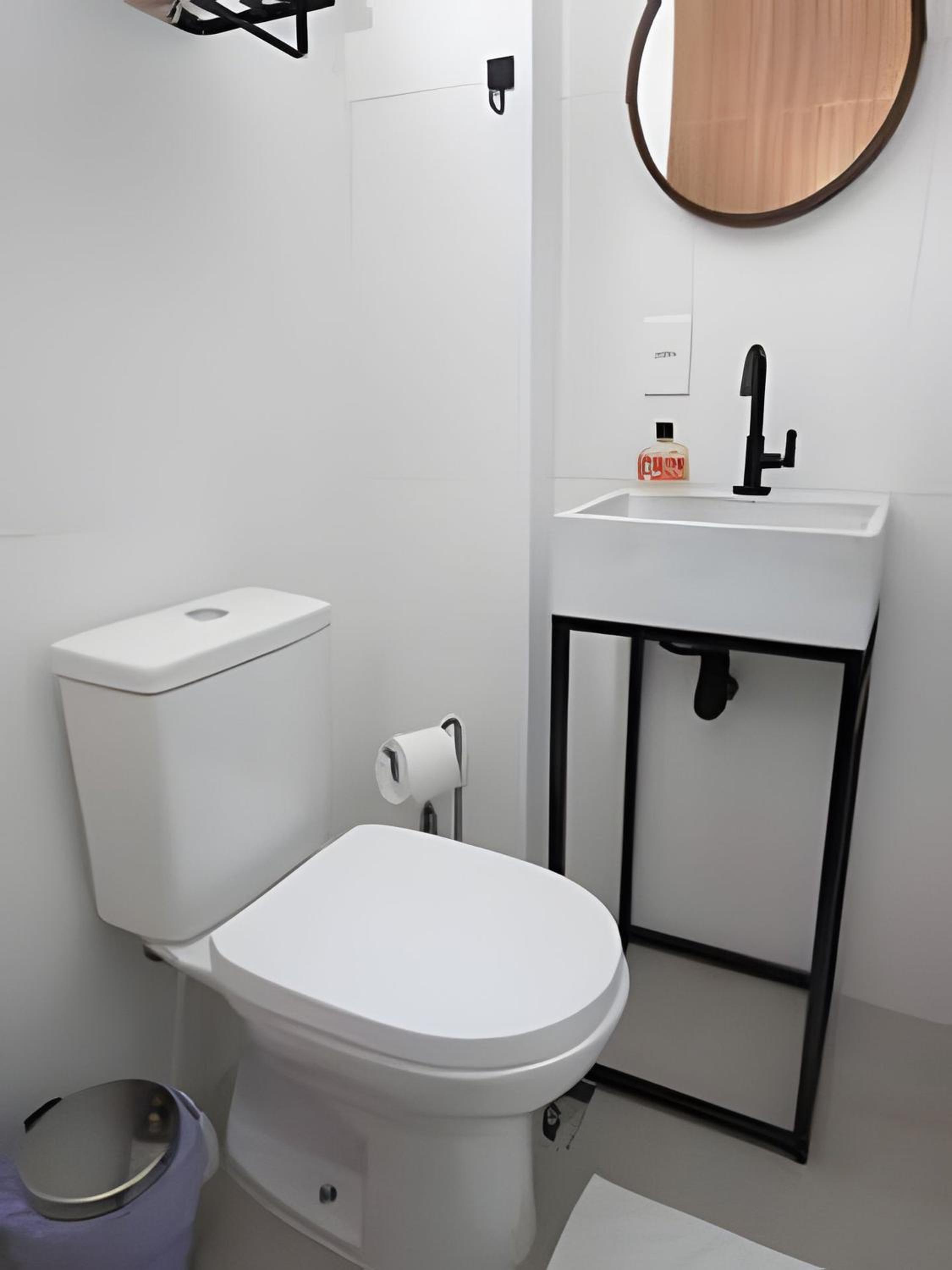 STUDIO - Rua da Passagem - 450m do Metrô Botafogo - Excelente Localização - Bares, Restaurantes e 2 Grandes Shoppings - Portaria 24h - Wi Fi - TV Claro e S