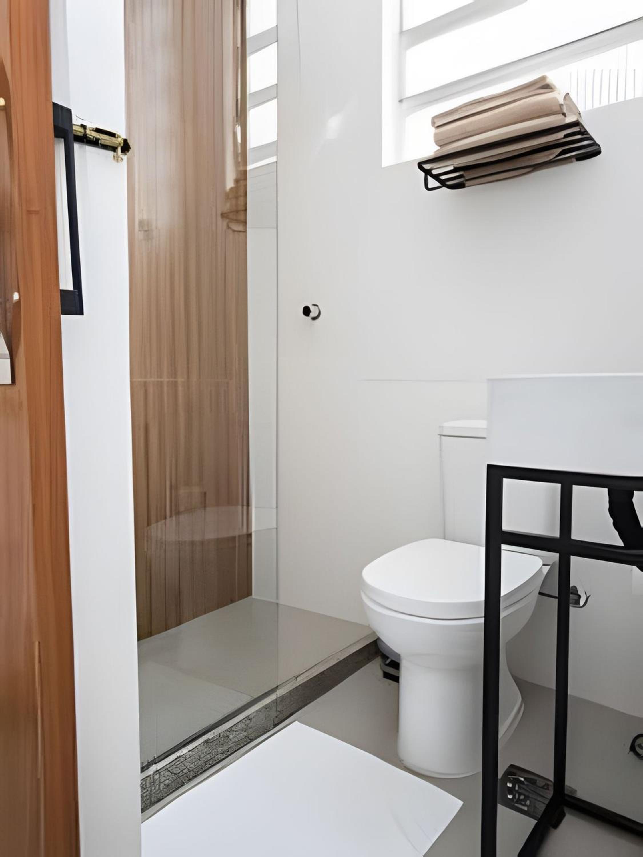 STUDIO - Rua da Passagem - 450m do Metrô Botafogo - Excelente Localização - Bares, Restaurantes e 2 Grandes Shoppings - Portaria 24h - Wi Fi - TV Claro e S