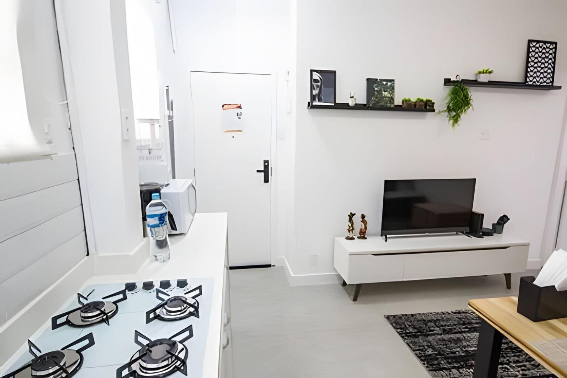STUDIO - Rua da Passagem - 450m do Metrô Botafogo - Excelente Localização - Bares, Restaurantes e 2 Grandes Shoppings - Portaria 24h - Wi Fi - TV Claro e S