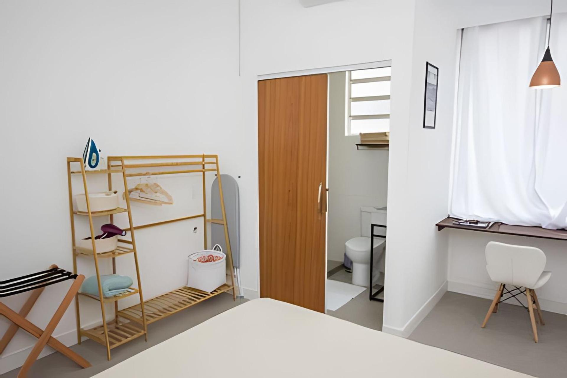 STUDIO - Rua da Passagem - 450m do Metrô Botafogo - Excelente Localização - Bares, Restaurantes e 2 Grandes Shoppings - Portaria 24h - Wi Fi - TV Claro e S