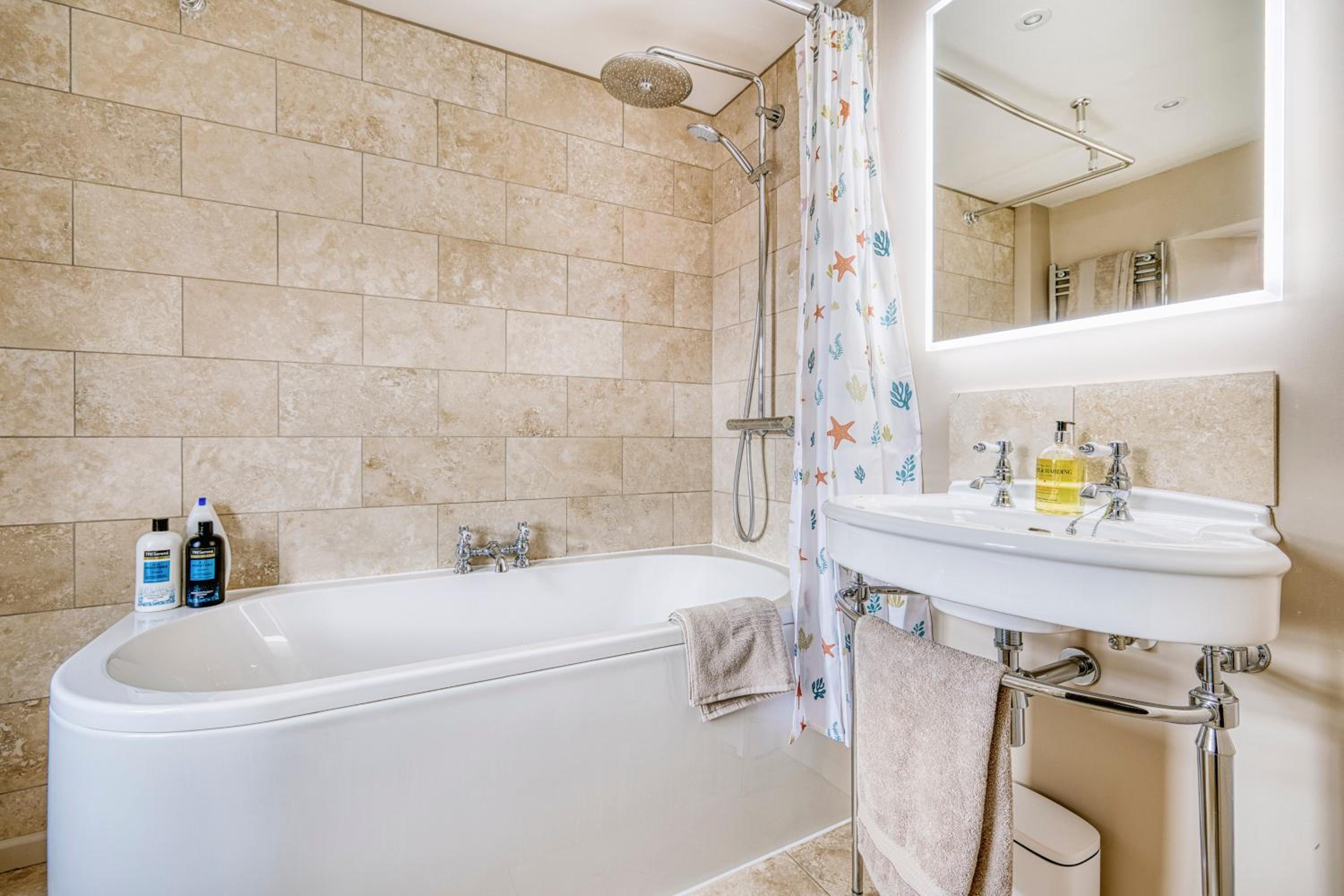 Old Bell House - Spacious Period Home in the Heart of Somerton
