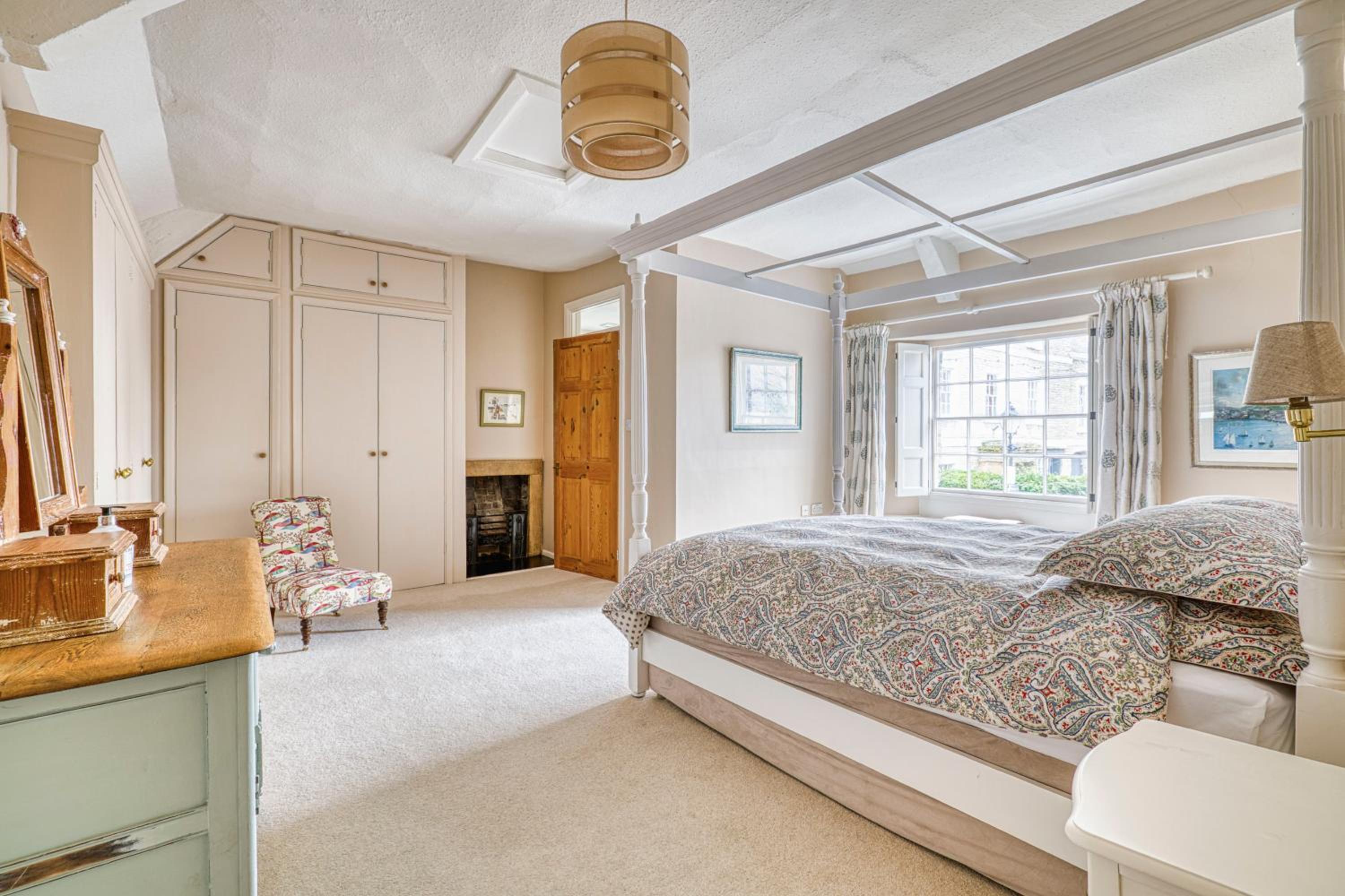 Old Bell House - Spacious Period Home in the Heart of Somerton