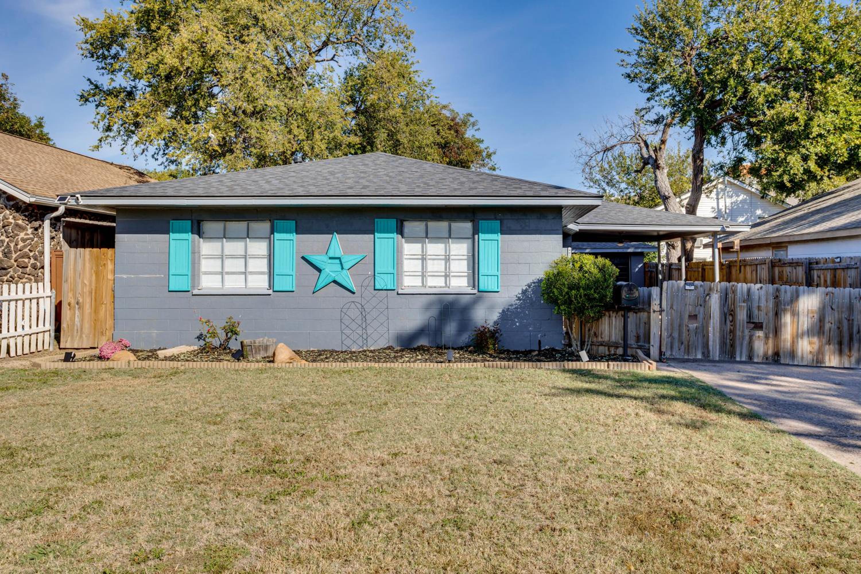 4 Mi to Fort Sill Modern Home with Private Yard