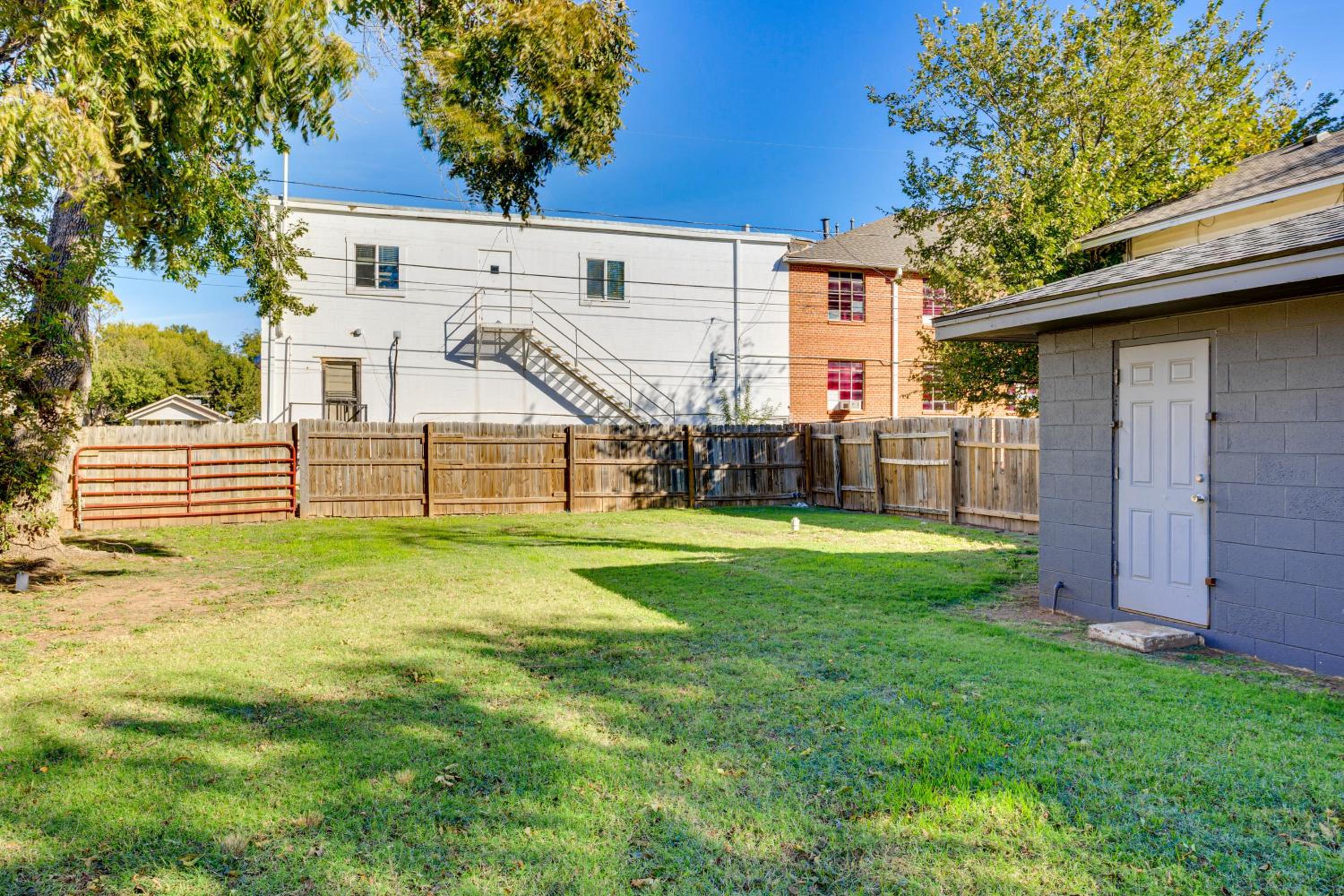 4 Mi to Fort Sill Modern Home with Private Yard