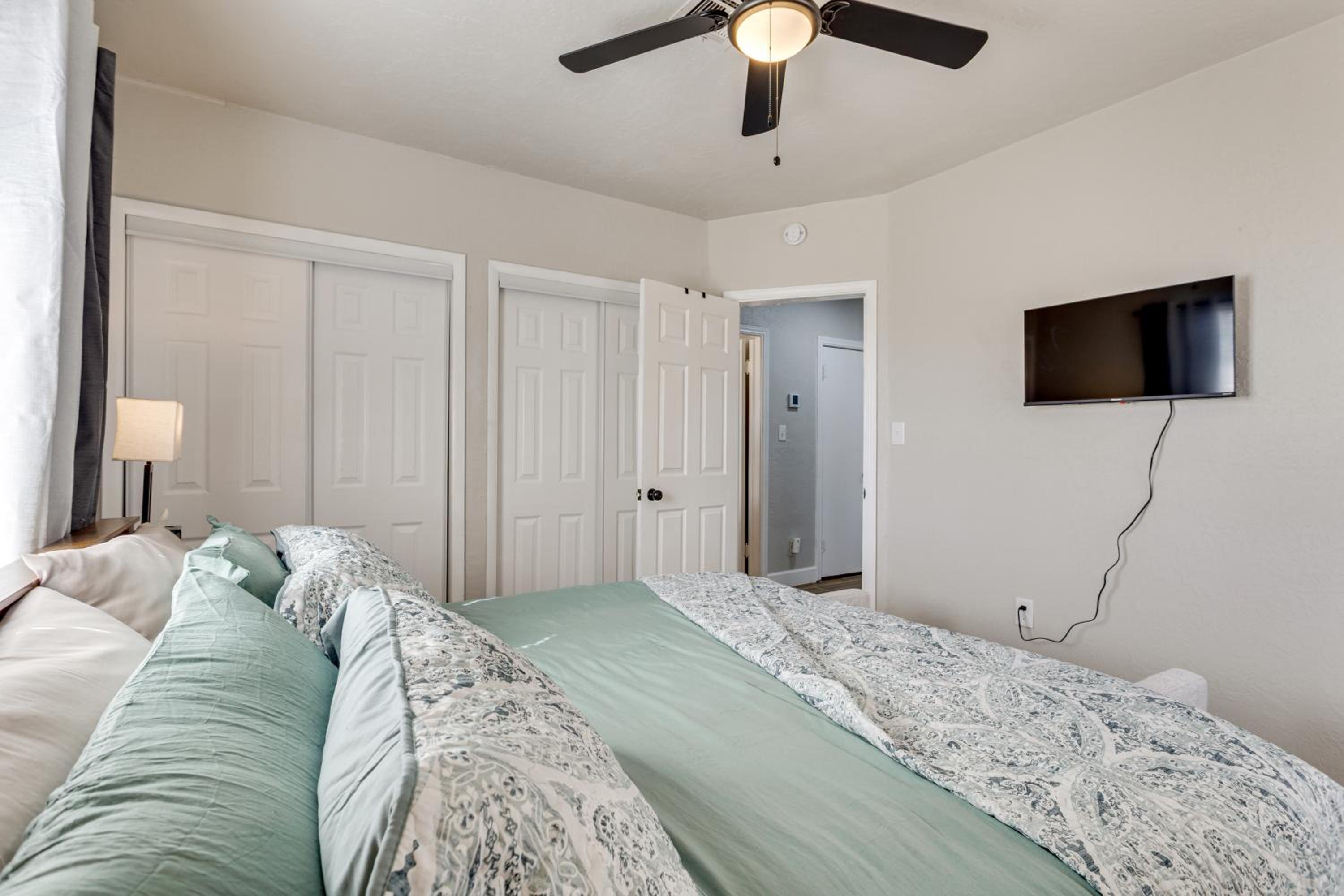 4 Mi to Fort Sill Modern Home with Private Yard