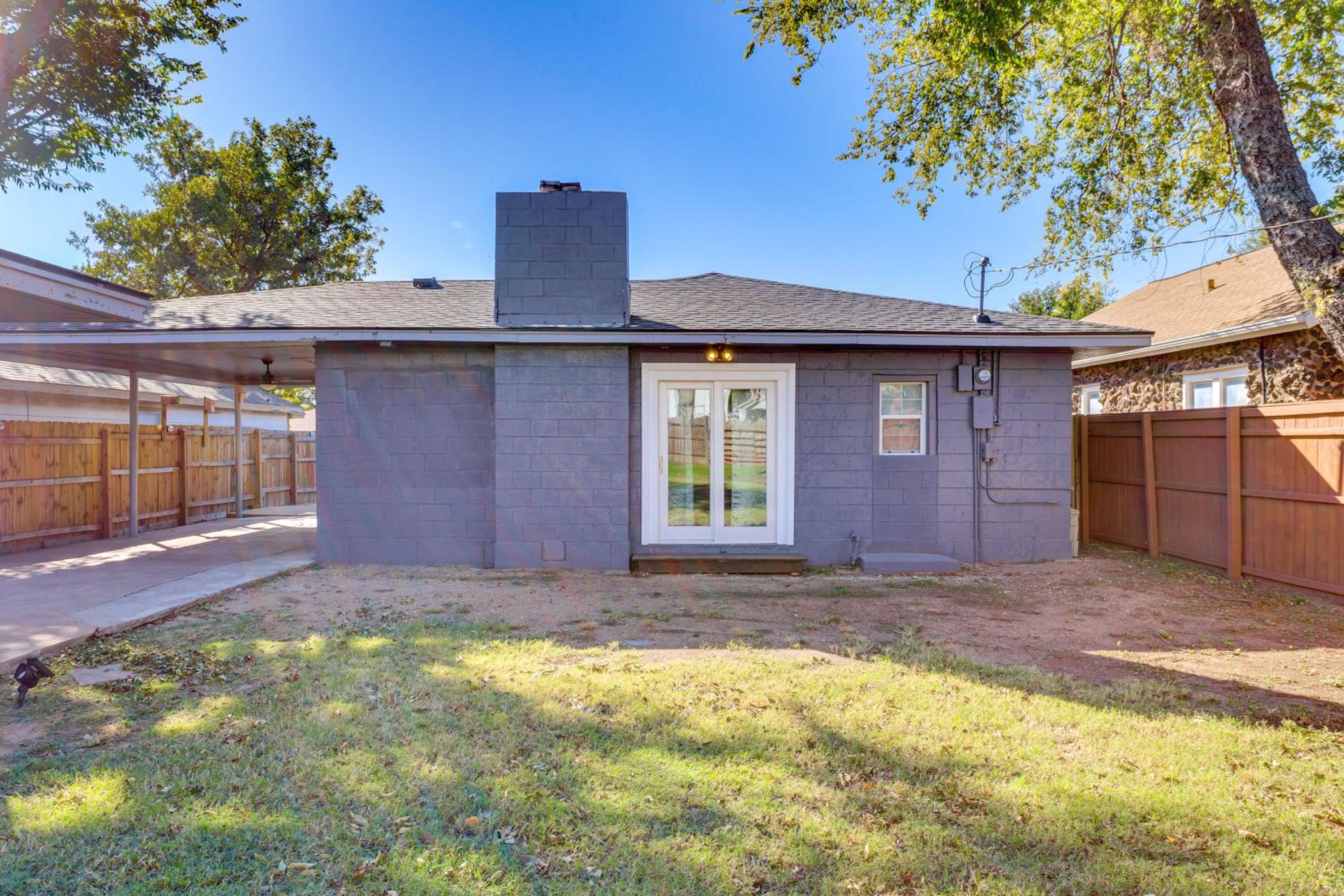 4 Mi to Fort Sill Modern Home with Private Yard