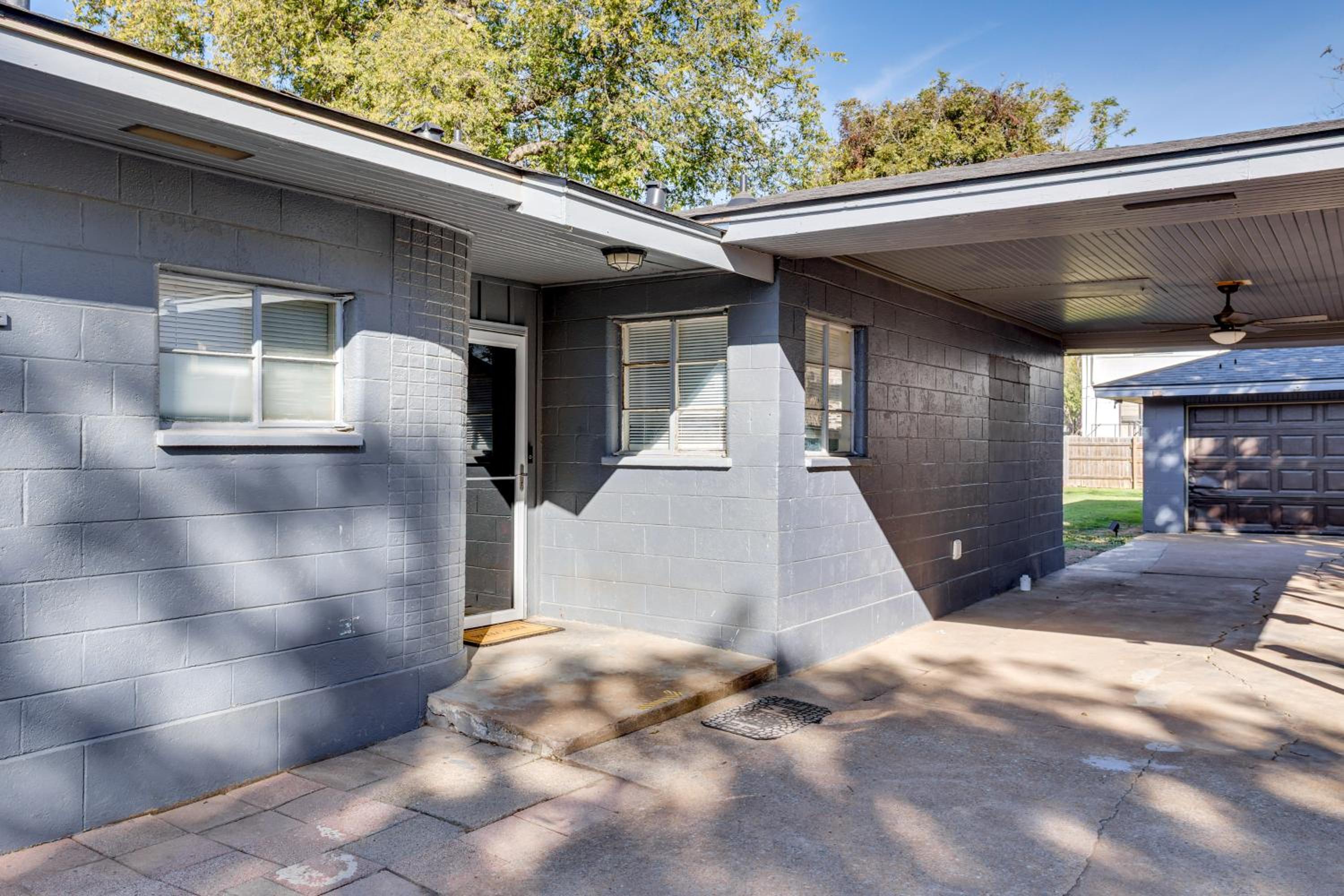 4 Mi to Fort Sill Modern Home with Private Yard