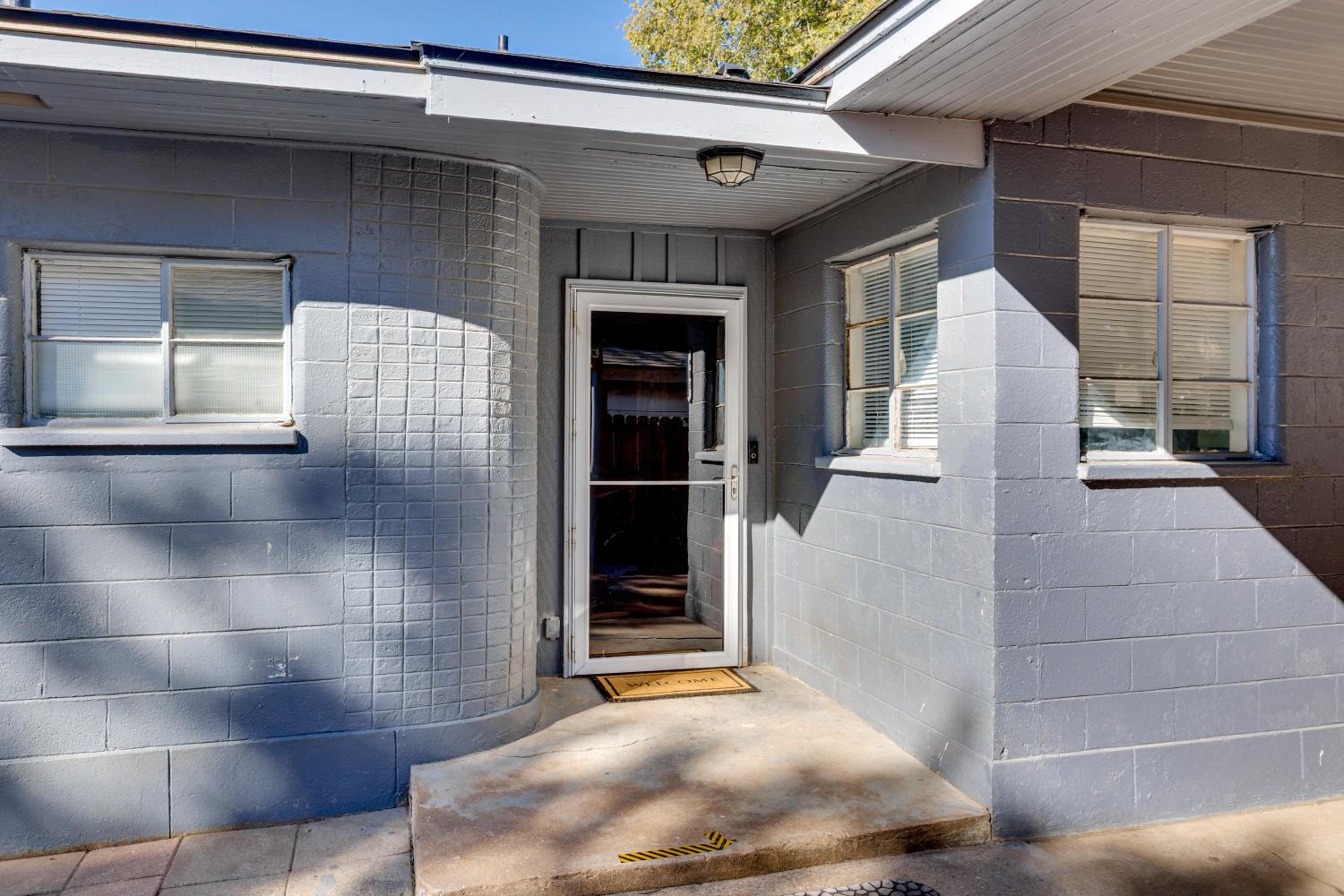 4 Mi to Fort Sill Modern Home with Private Yard