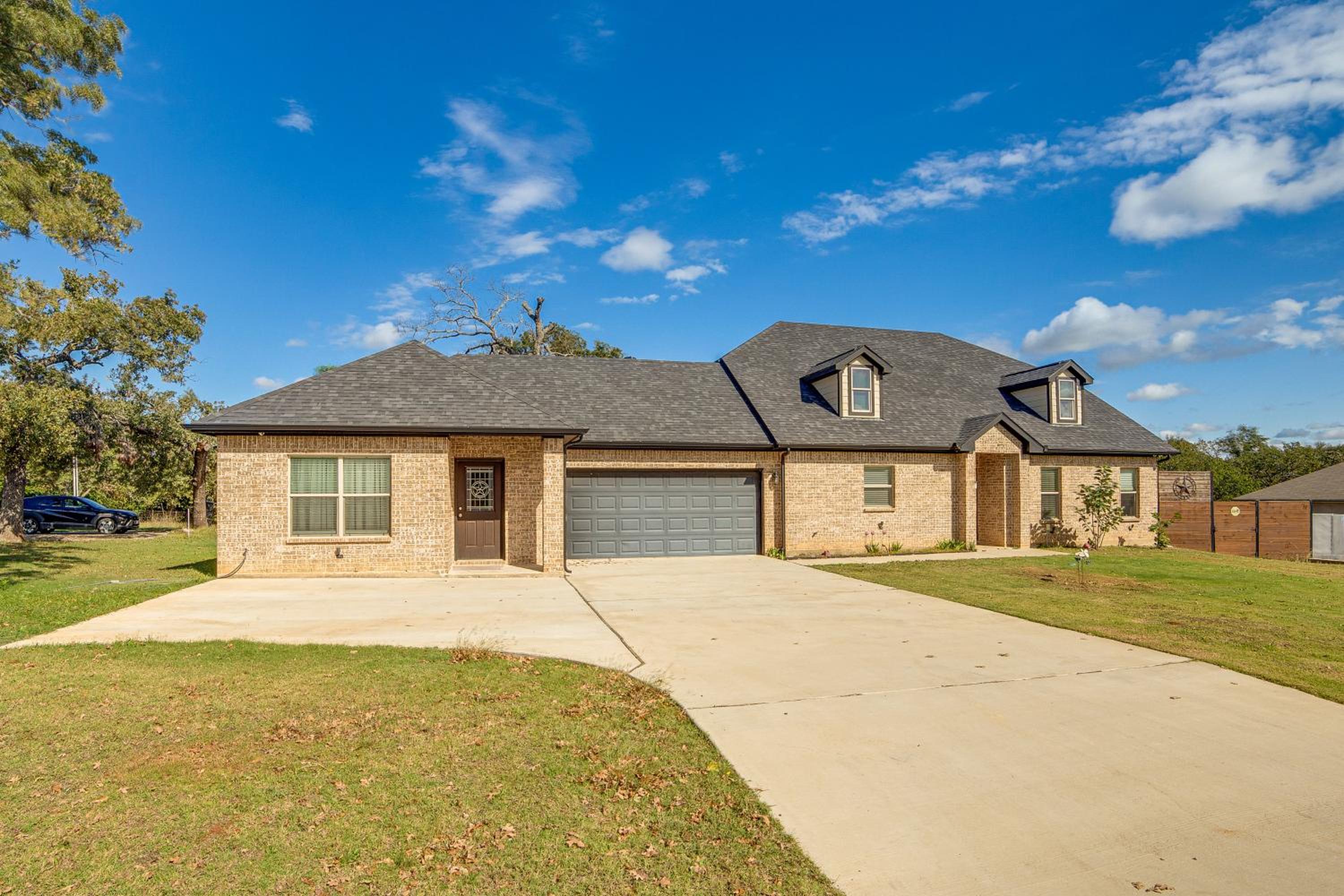 Pet-Friendly Stay Walk to Park and Lake Lewisville!