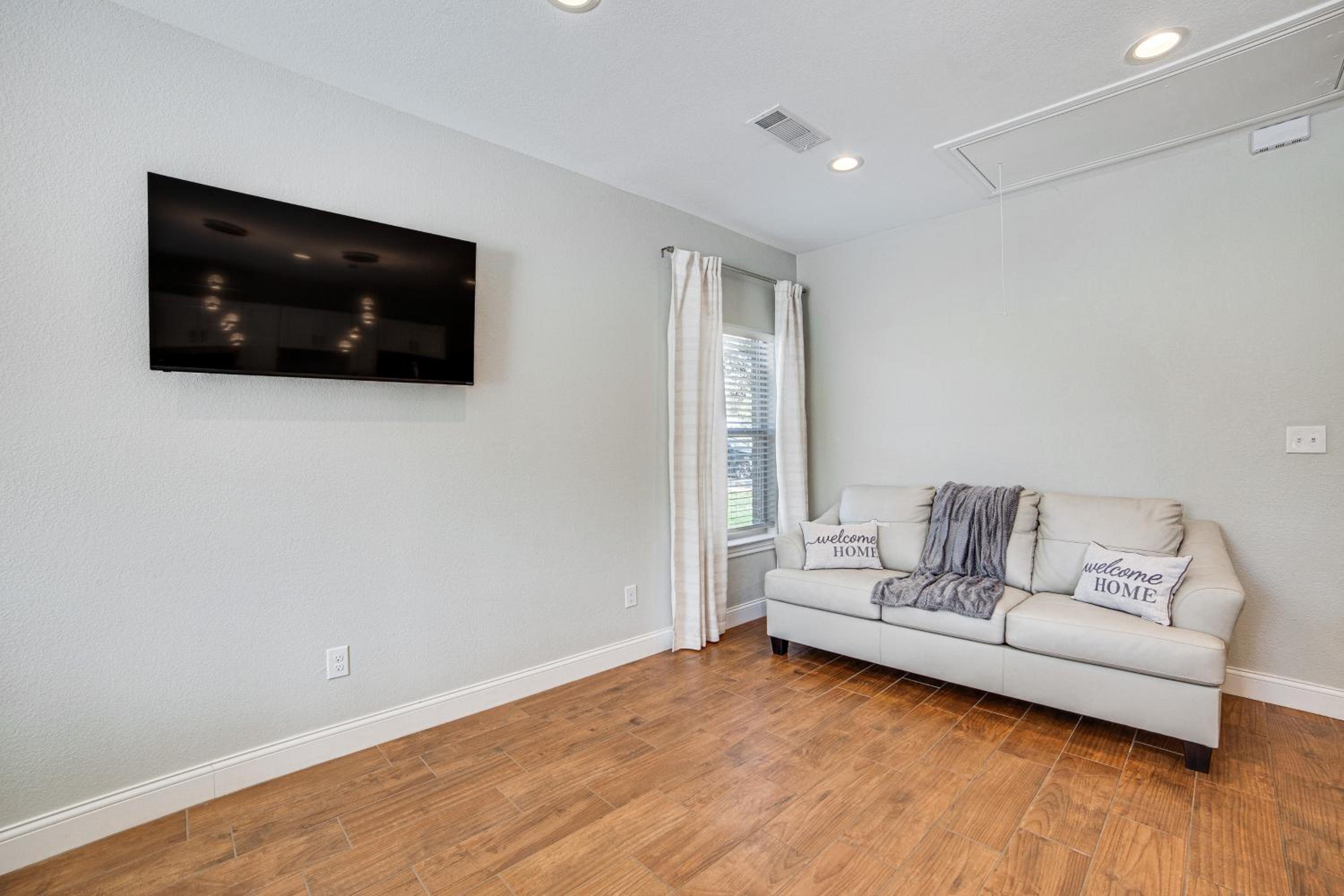 Pet-Friendly Stay Walk to Park and Lake Lewisville!