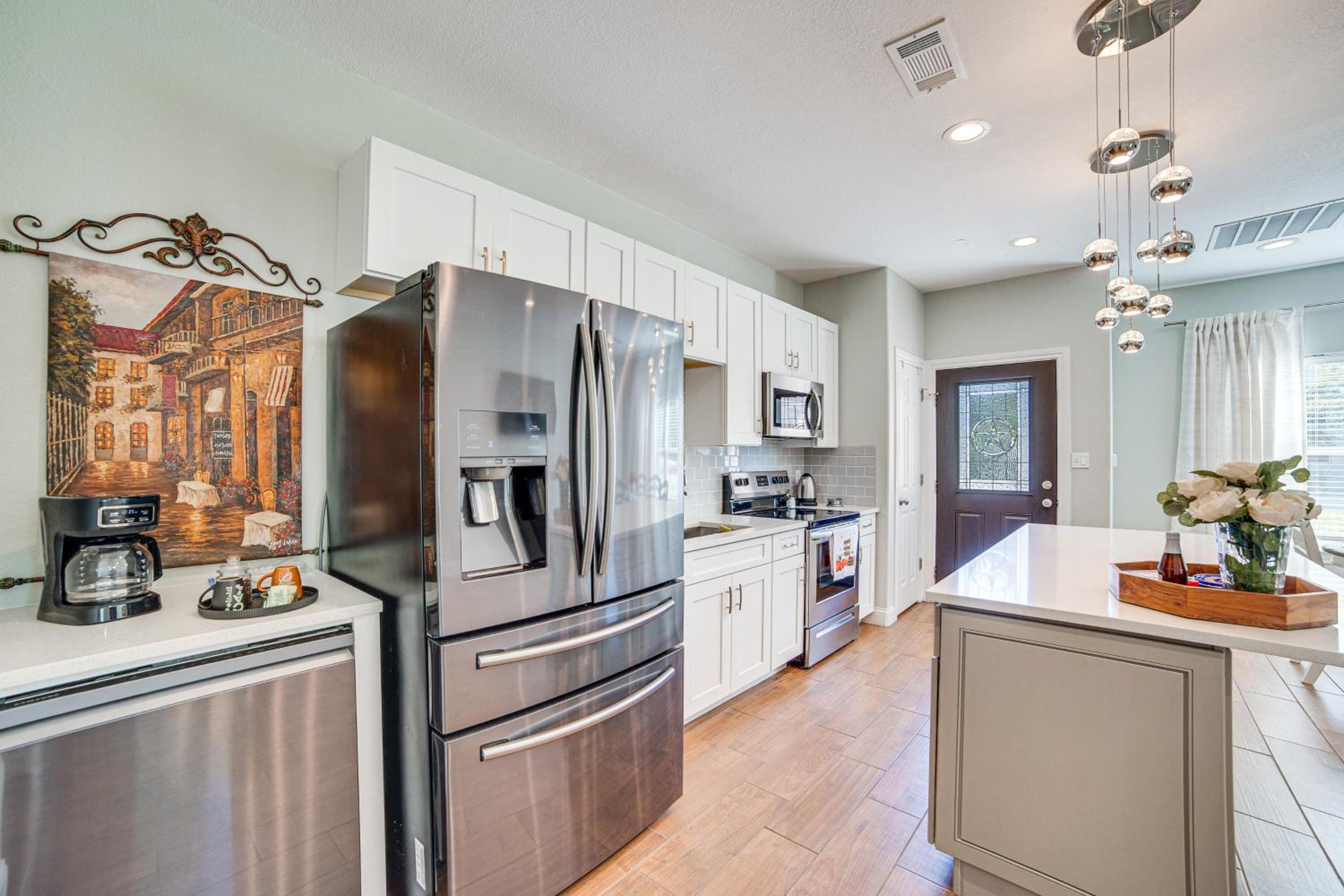Pet-Friendly Stay Walk to Park and Lake Lewisville!
