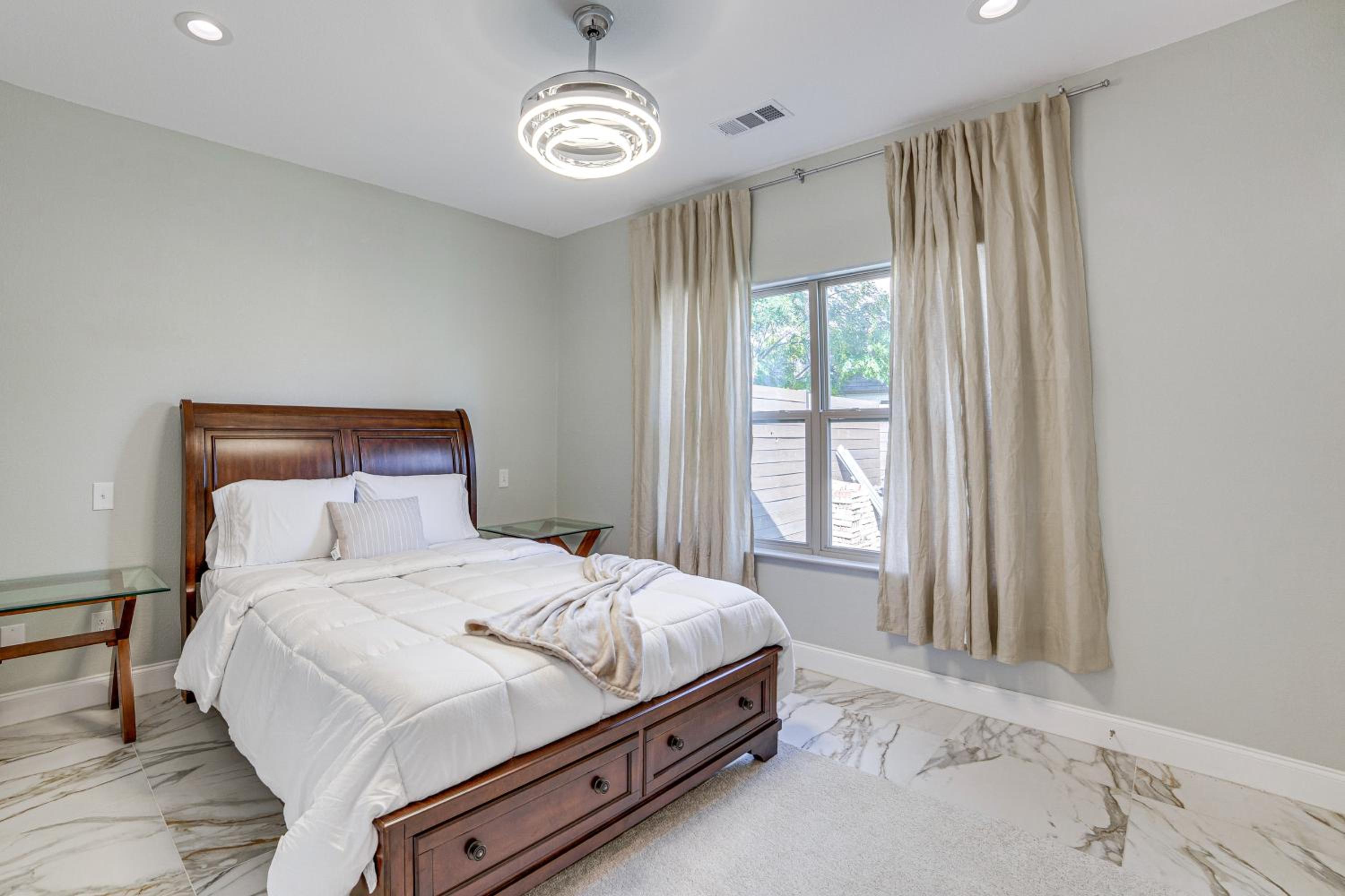 Pet-Friendly Stay Walk to Park and Lake Lewisville!