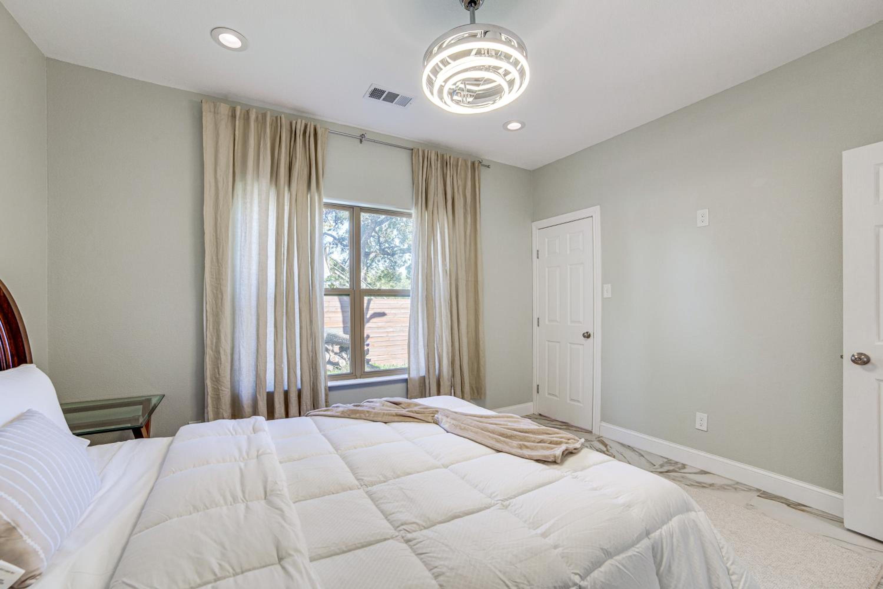 Pet-Friendly Stay Walk to Park and Lake Lewisville!
