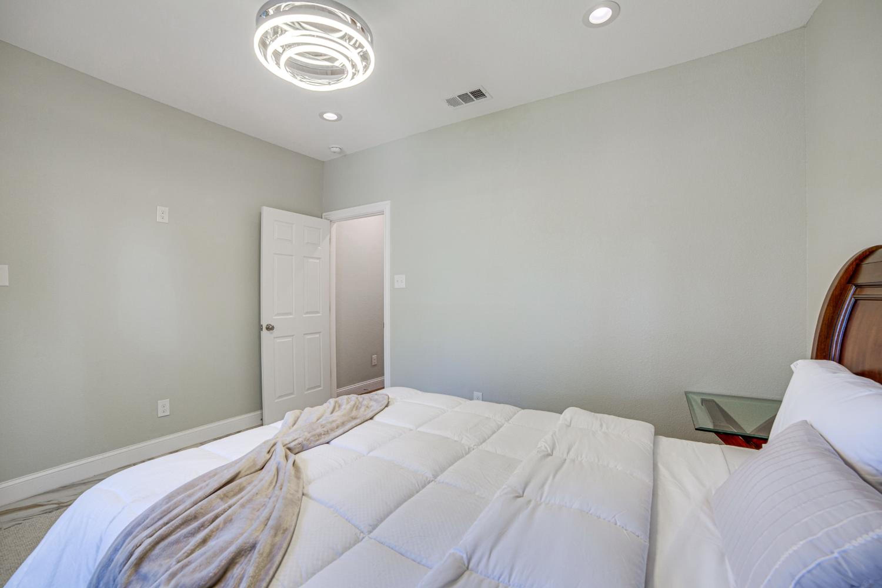 Pet-Friendly Stay Walk to Park and Lake Lewisville!