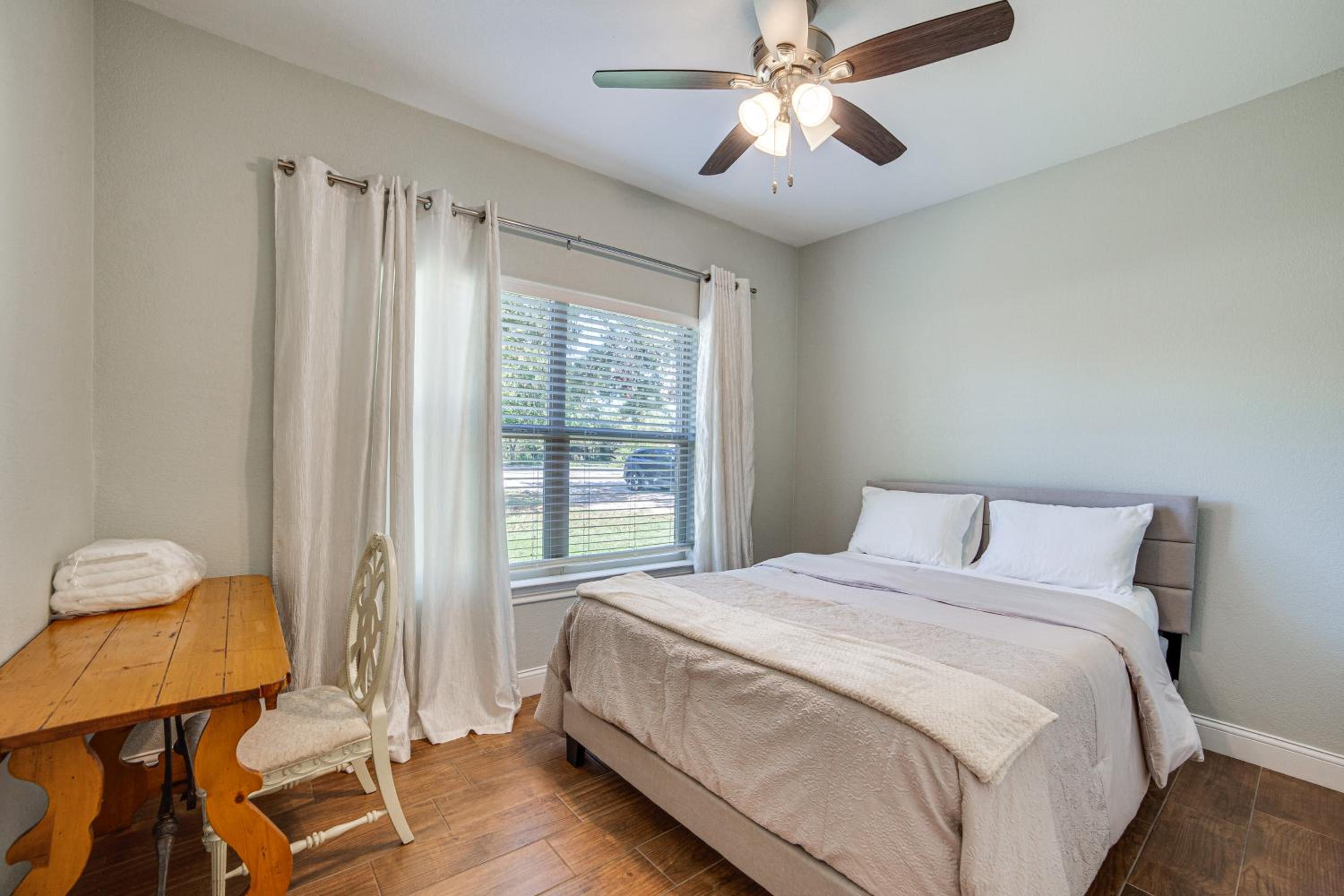 Pet-Friendly Stay Walk to Park and Lake Lewisville!