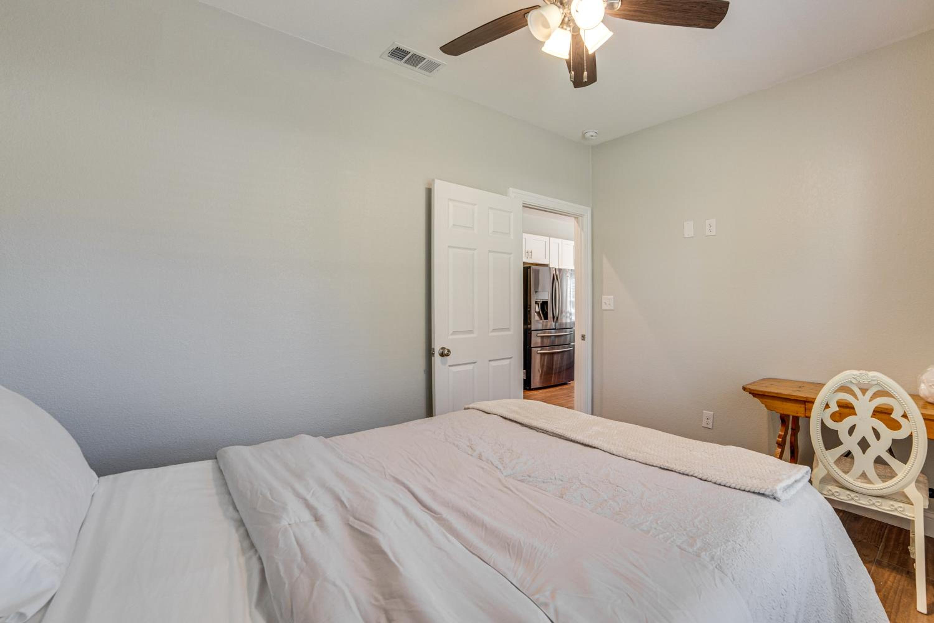 Pet-Friendly Stay Walk to Park and Lake Lewisville!