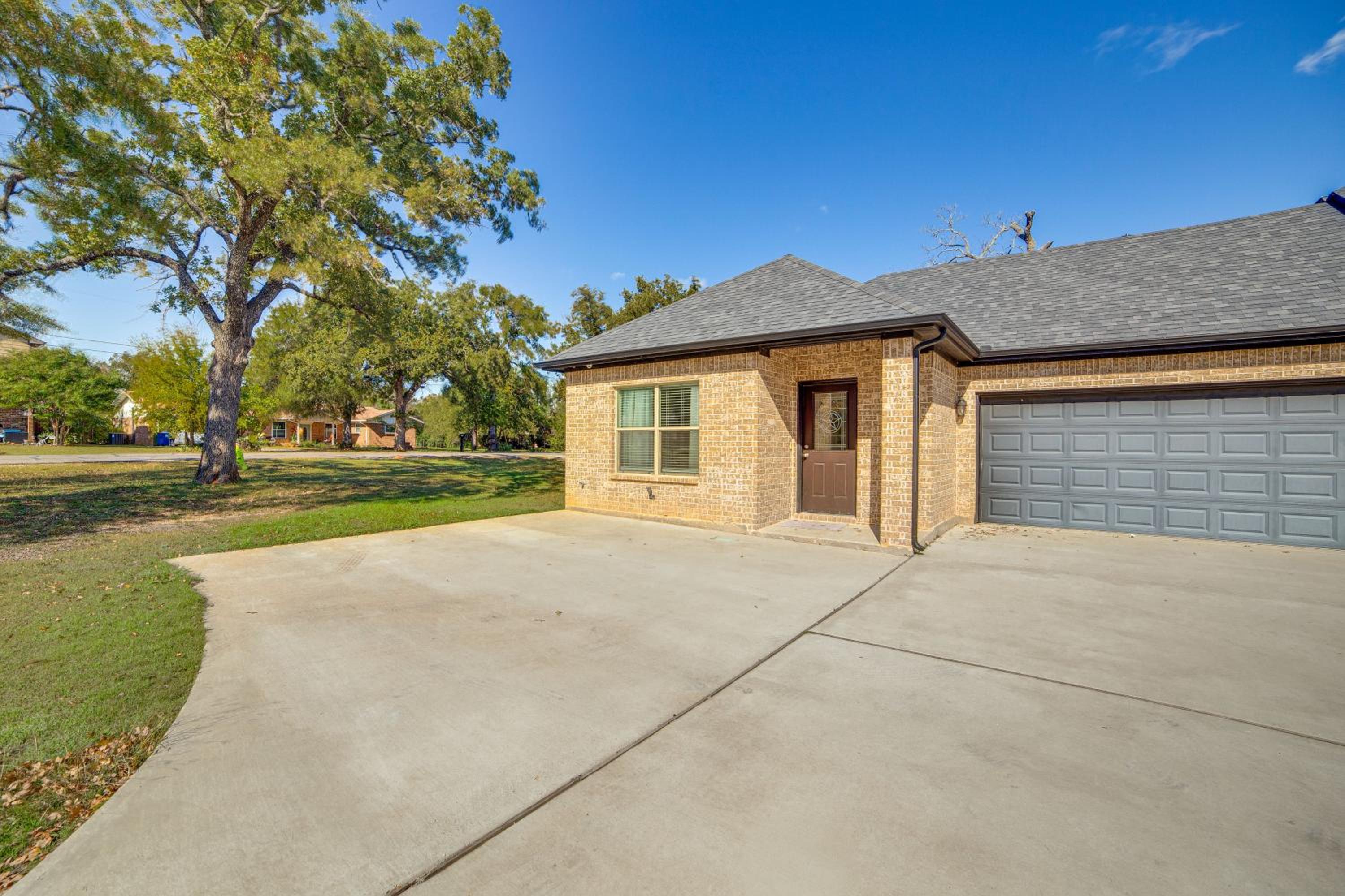 Pet-Friendly Stay Walk to Park and Lake Lewisville!