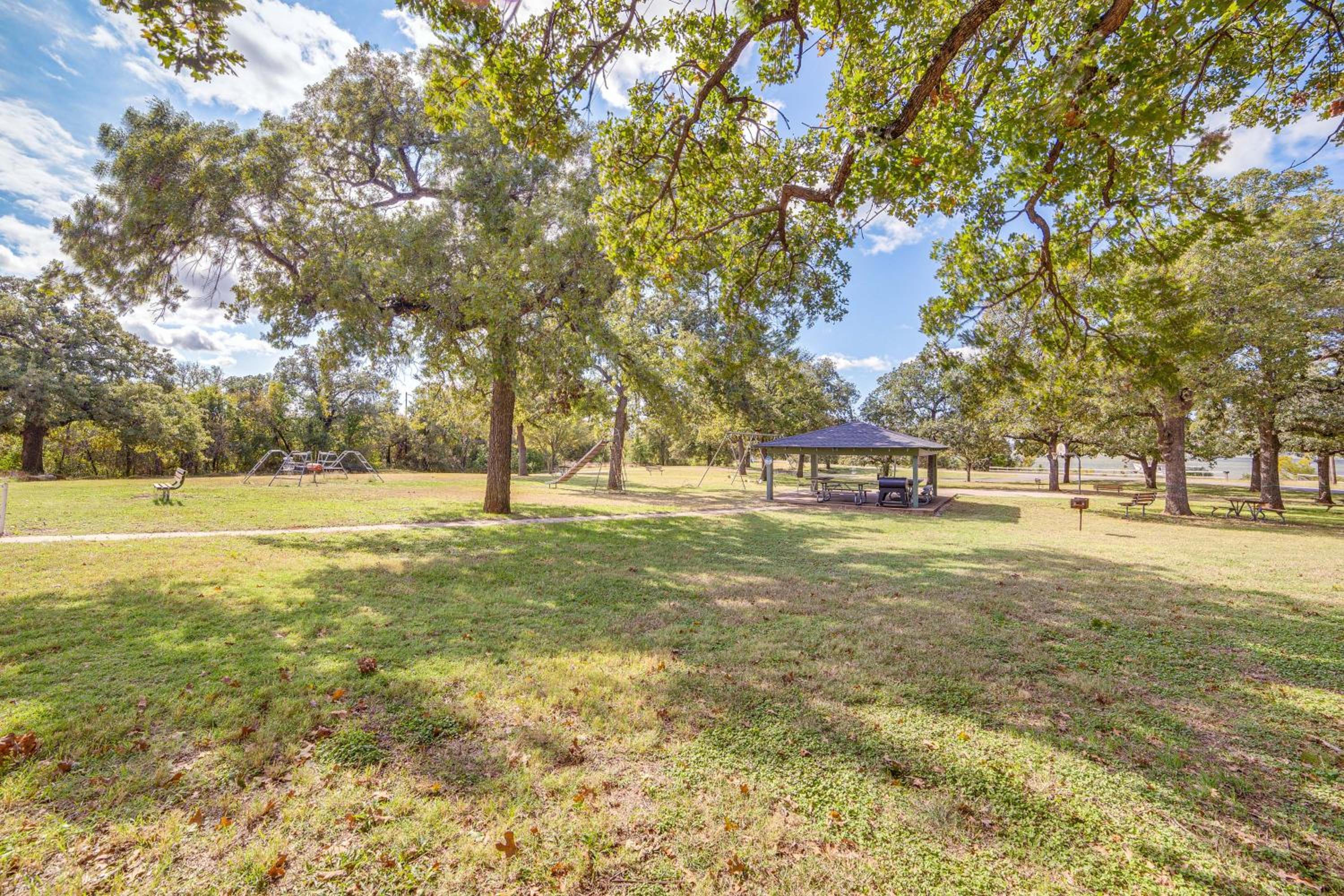 Pet-Friendly Stay Walk to Park and Lake Lewisville!