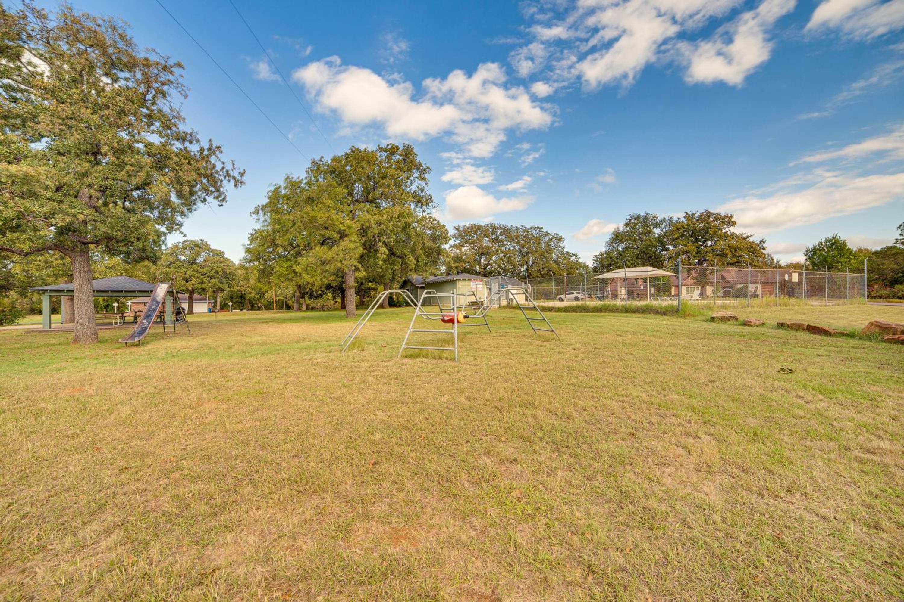 Pet-Friendly Stay Walk to Park and Lake Lewisville!