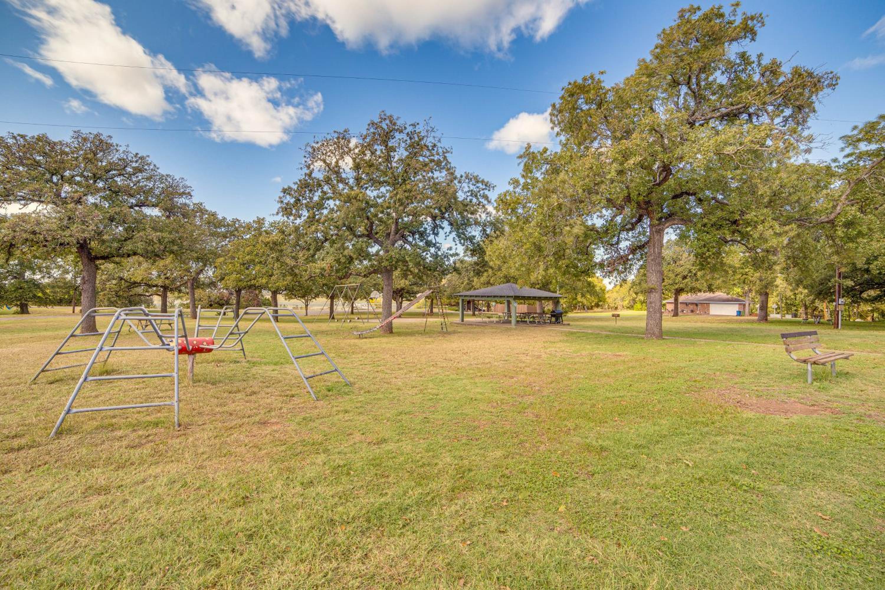 Pet-Friendly Stay Walk to Park and Lake Lewisville!