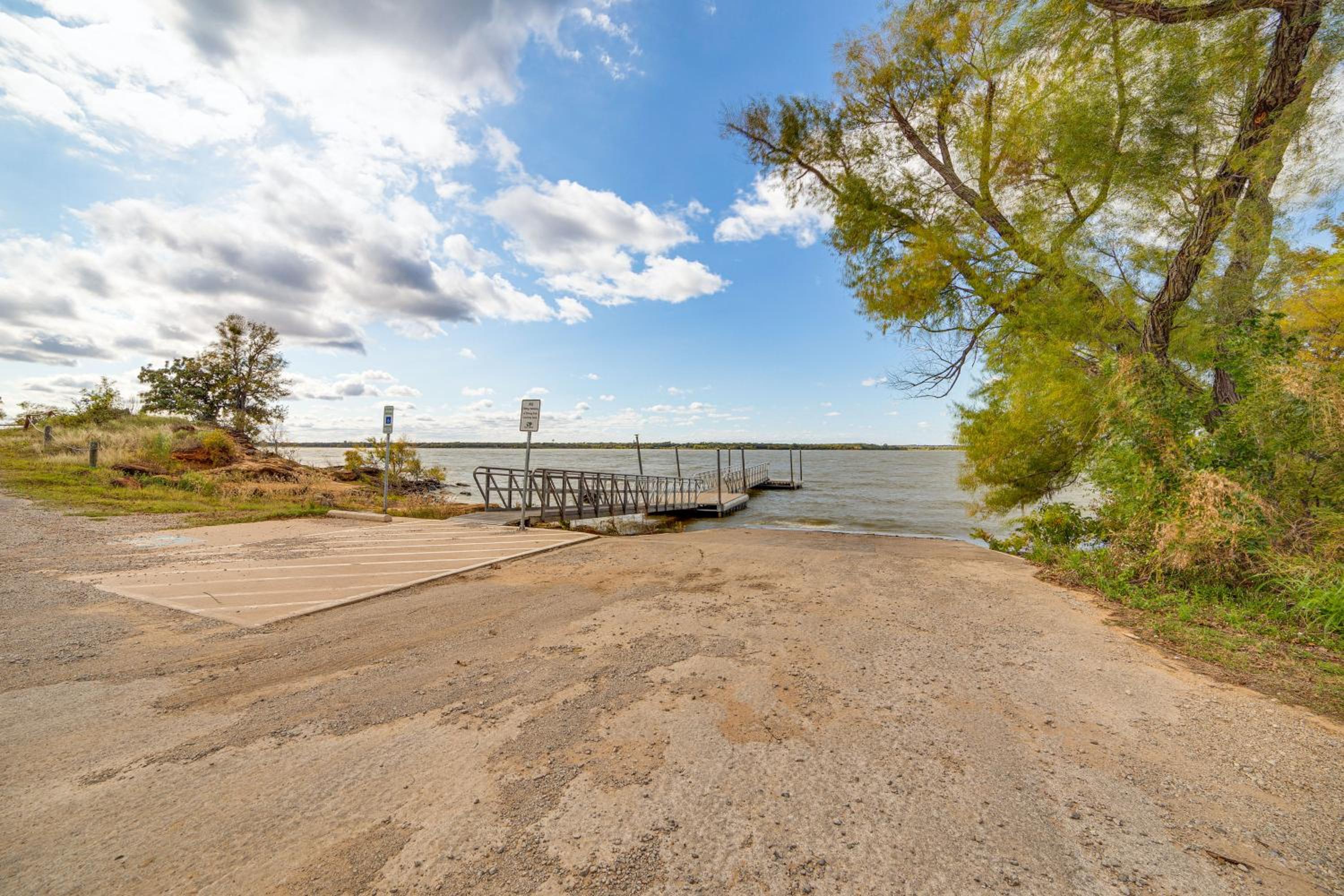 Pet-Friendly Stay Walk to Park and Lake Lewisville!