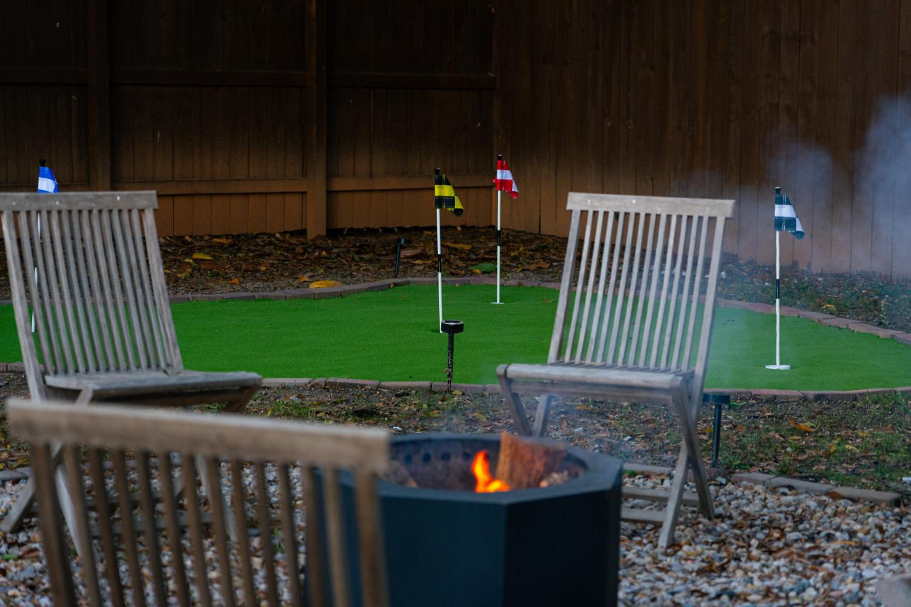 Speakeasy, Hot Tub, Putt Putt, Outdoor Theatre, 8 minutes from Downtown Greenville