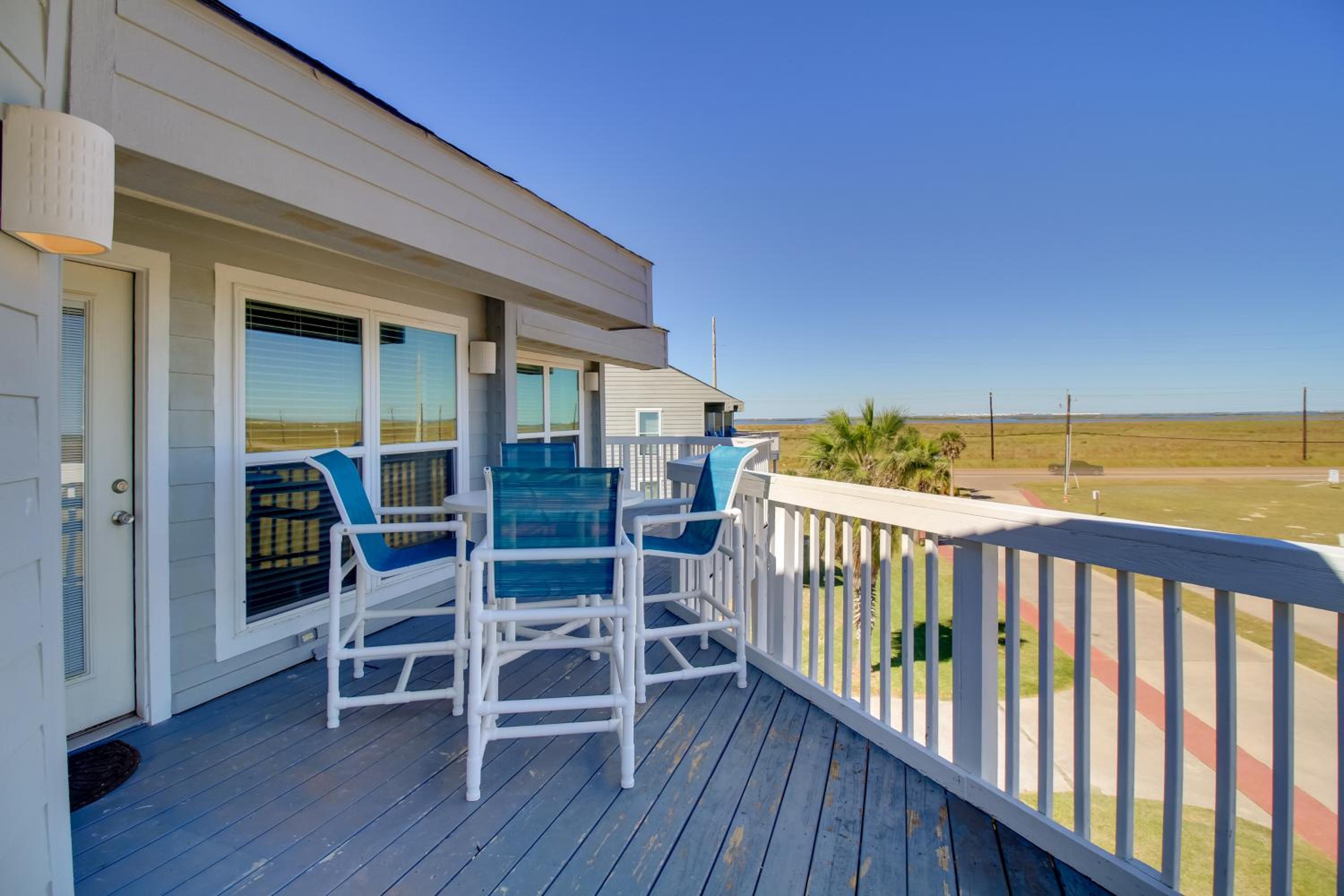 Boardwalk to the Beach! Mustang Island Condo