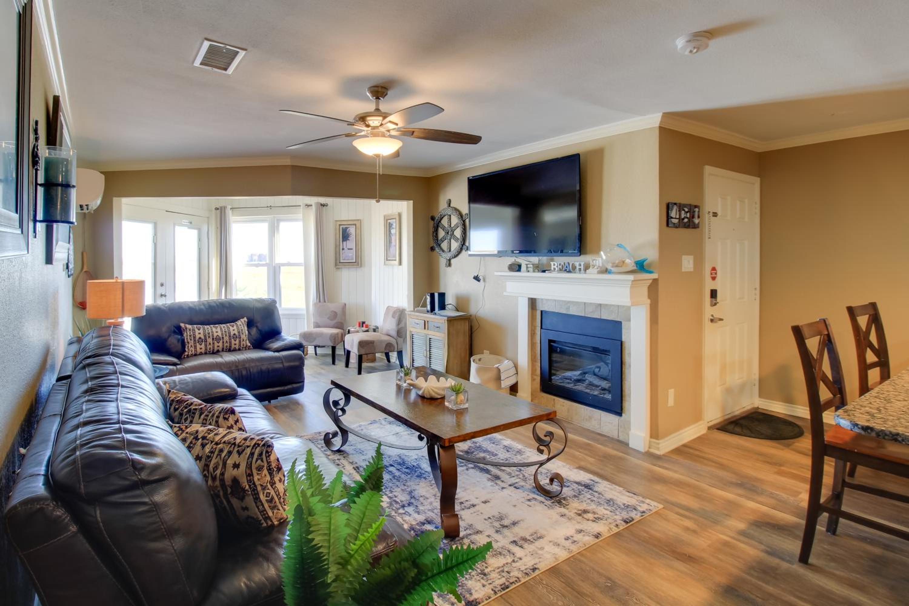 Boardwalk to the Beach! Mustang Island Condo