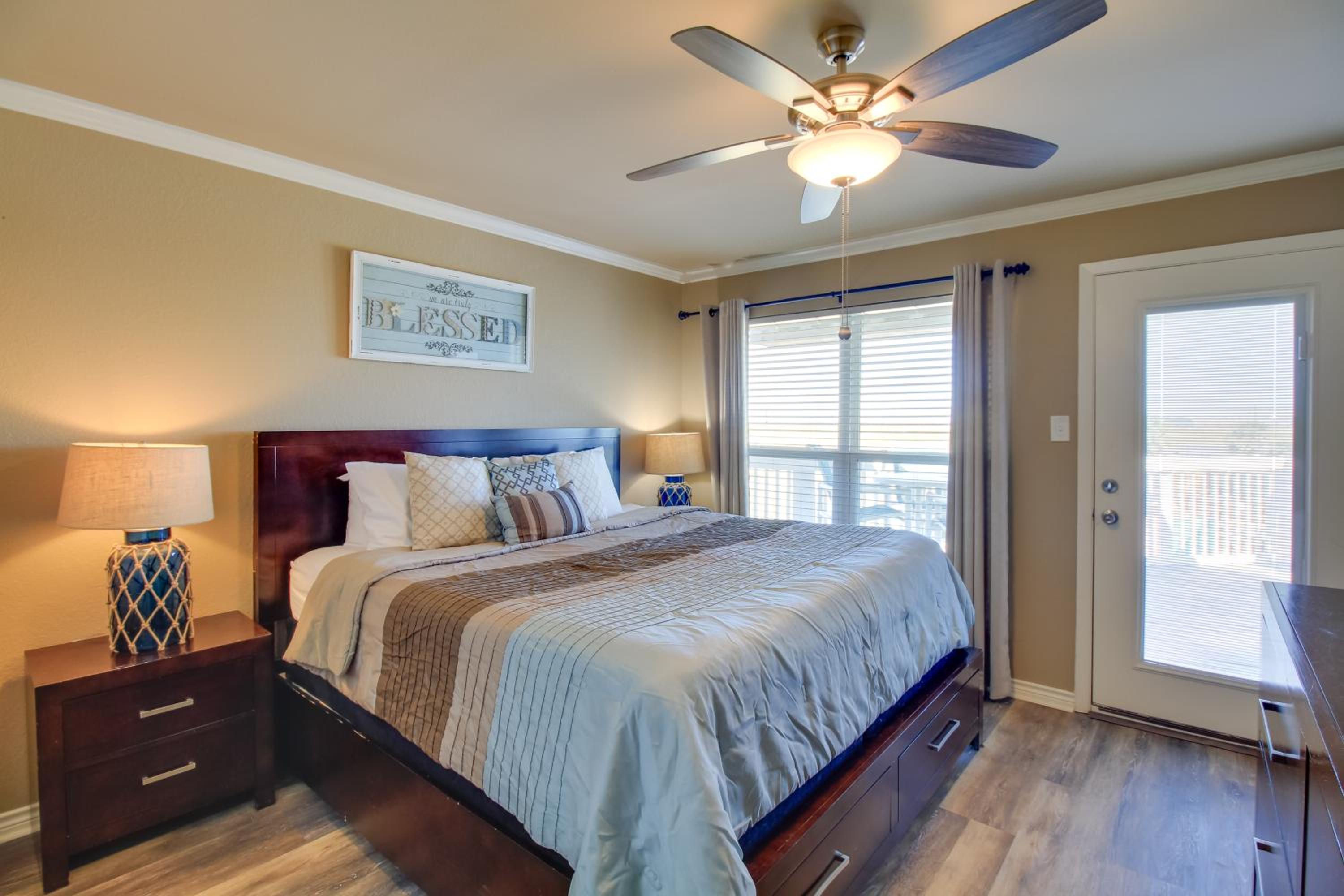 Boardwalk to the Beach! Mustang Island Condo