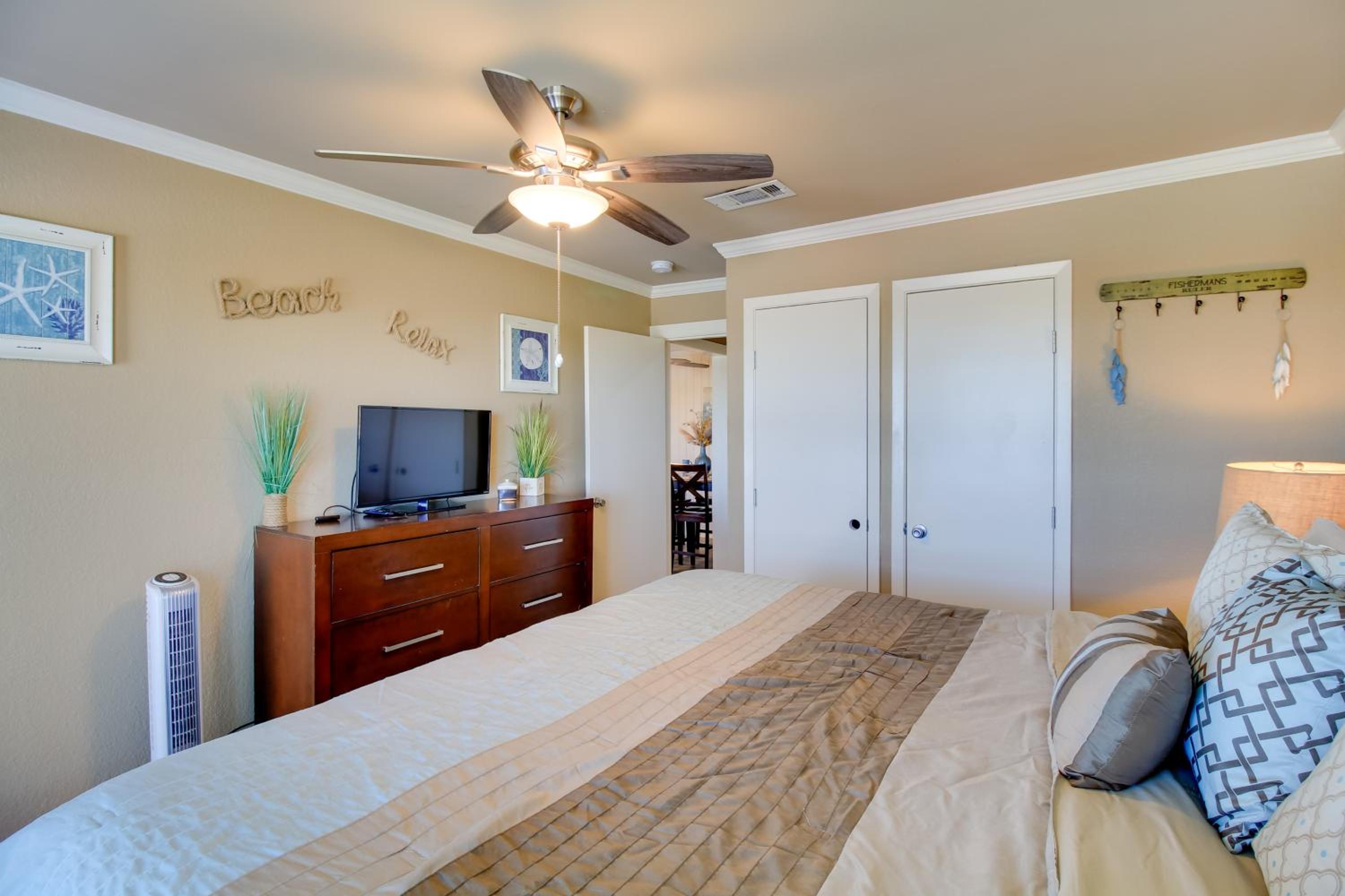 Boardwalk to the Beach! Mustang Island Condo