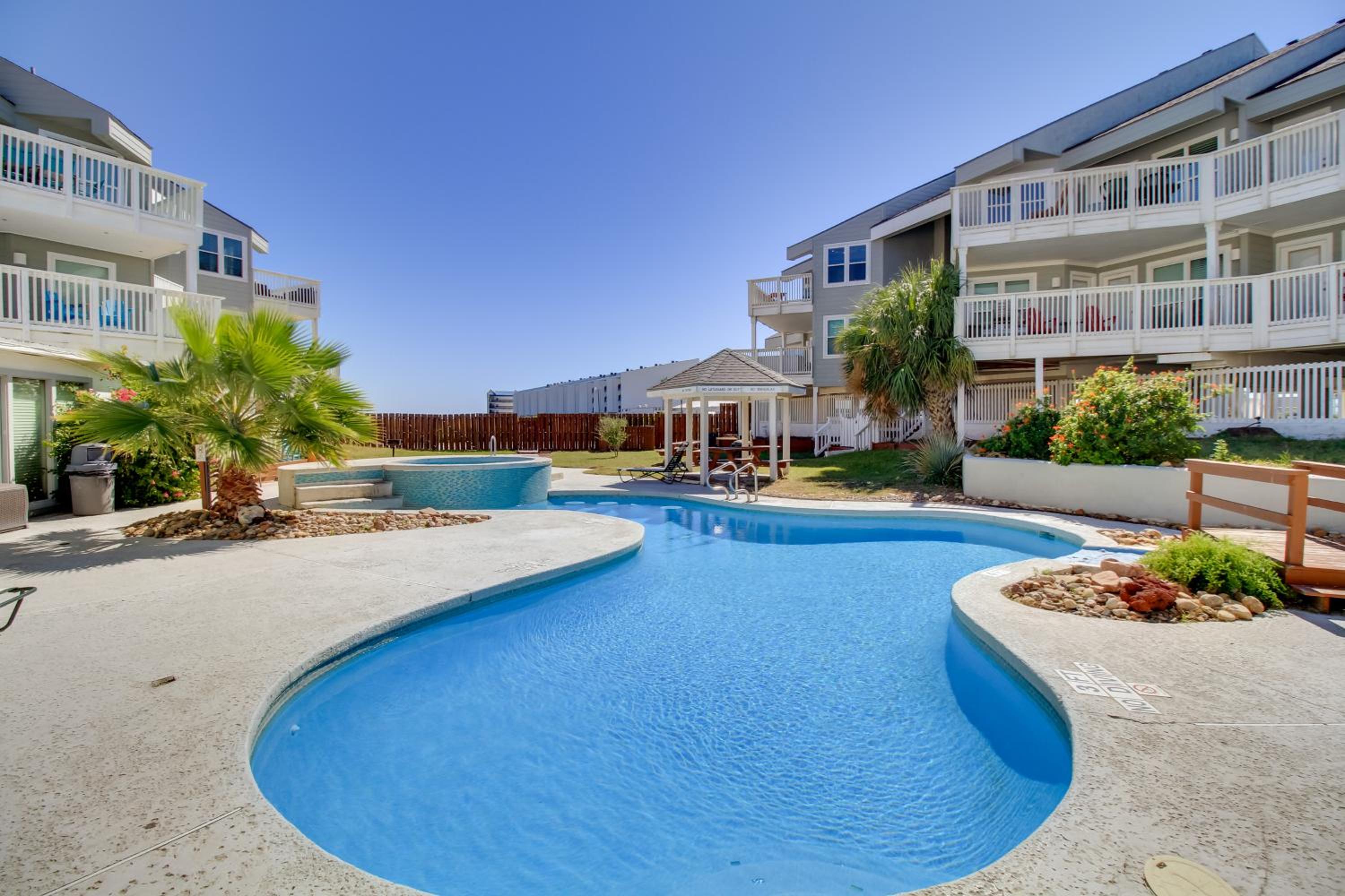 Boardwalk to the Beach! Mustang Island Condo