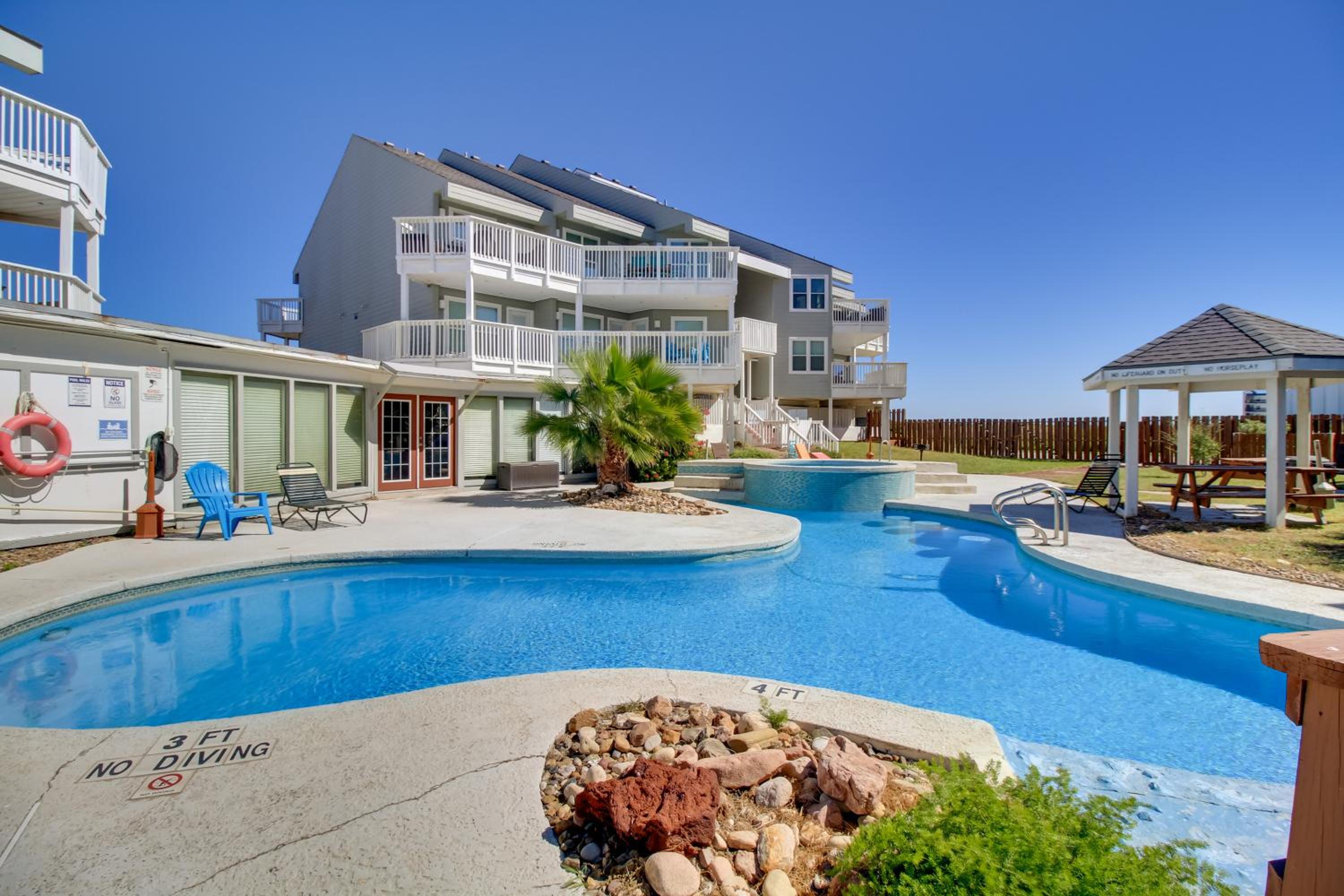 Boardwalk to the Beach! Mustang Island Condo