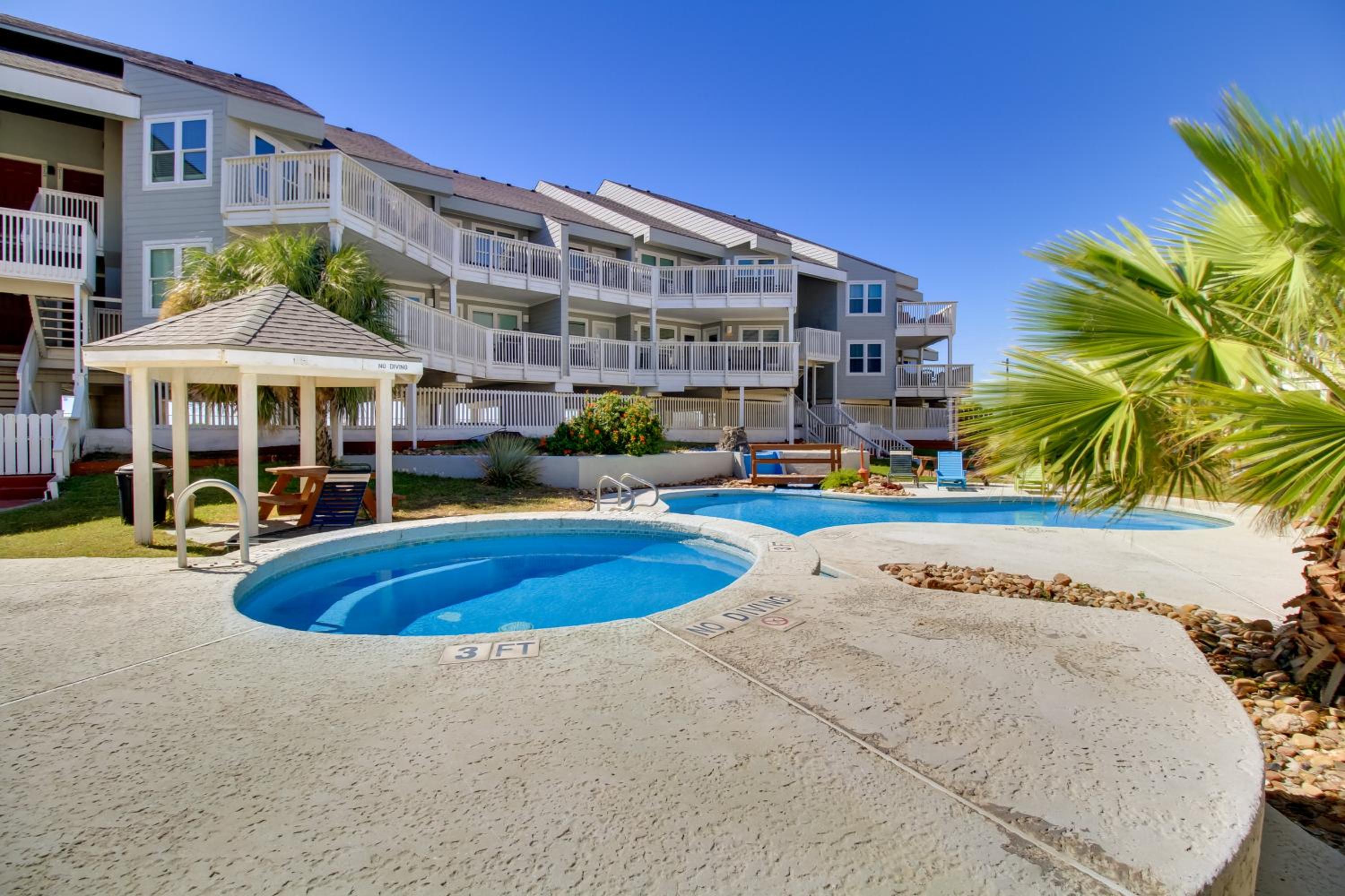 Boardwalk to the Beach! Mustang Island Condo